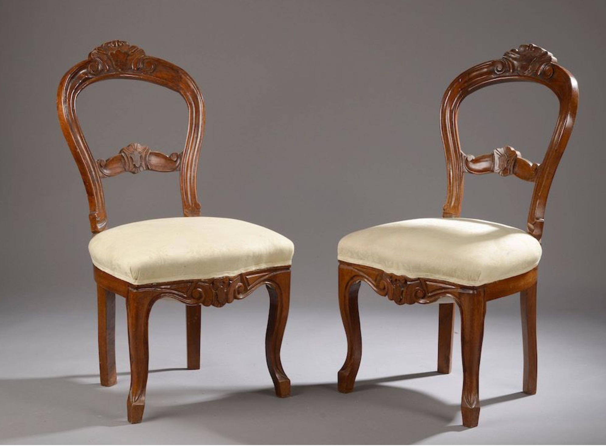 Hand-Carved 19th Century French Pair of Mahogany Hand Carved Chairs with Round Backrests For Sale