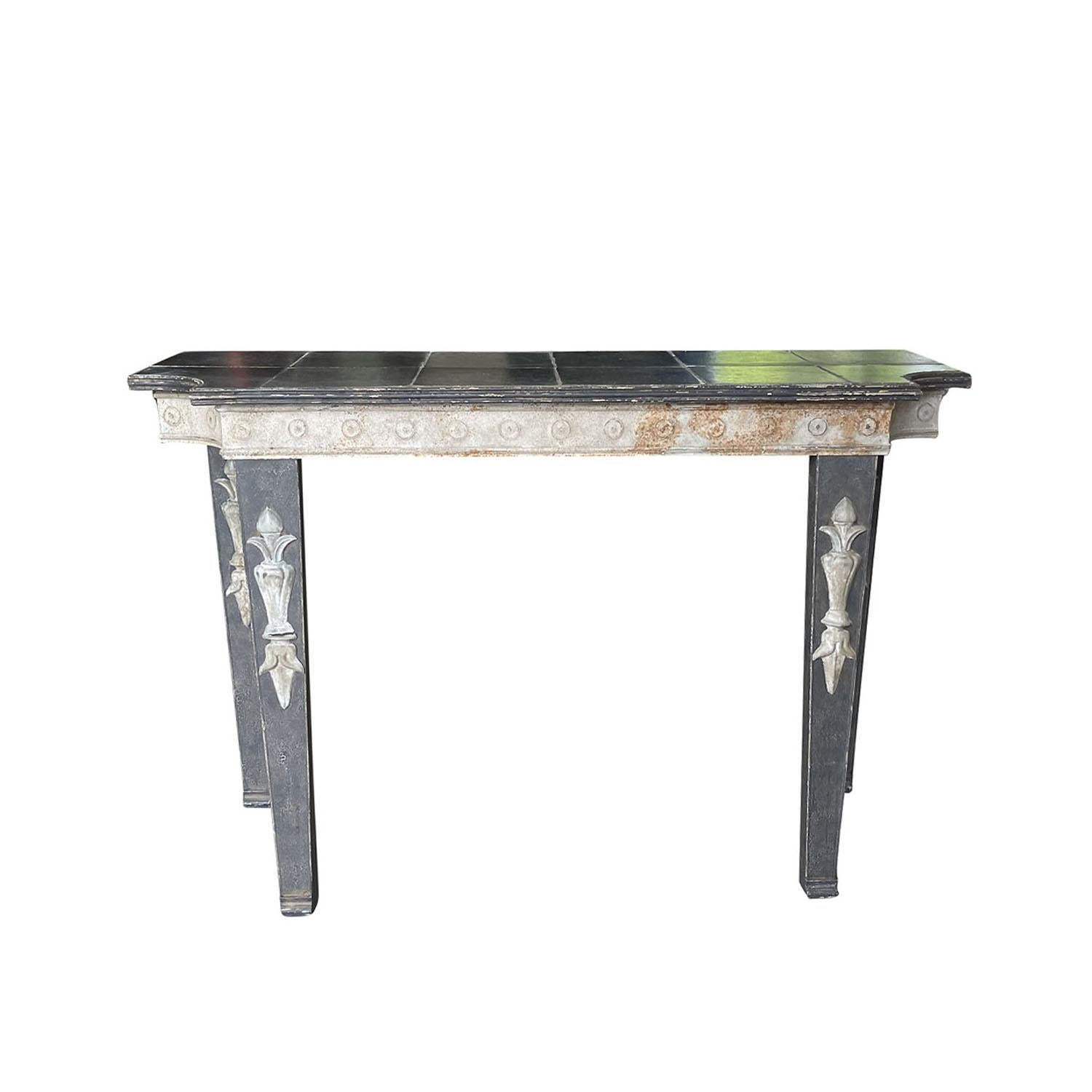 Paire de consoles françaises anciennes du XIXe siècle, en métal travaillé à la main, en bon état. La base présente une patine usée gris foncé avec des détails décoratifs de couleur claire réalisés à la main. Elle repose sur quatre pieds en bois. Les