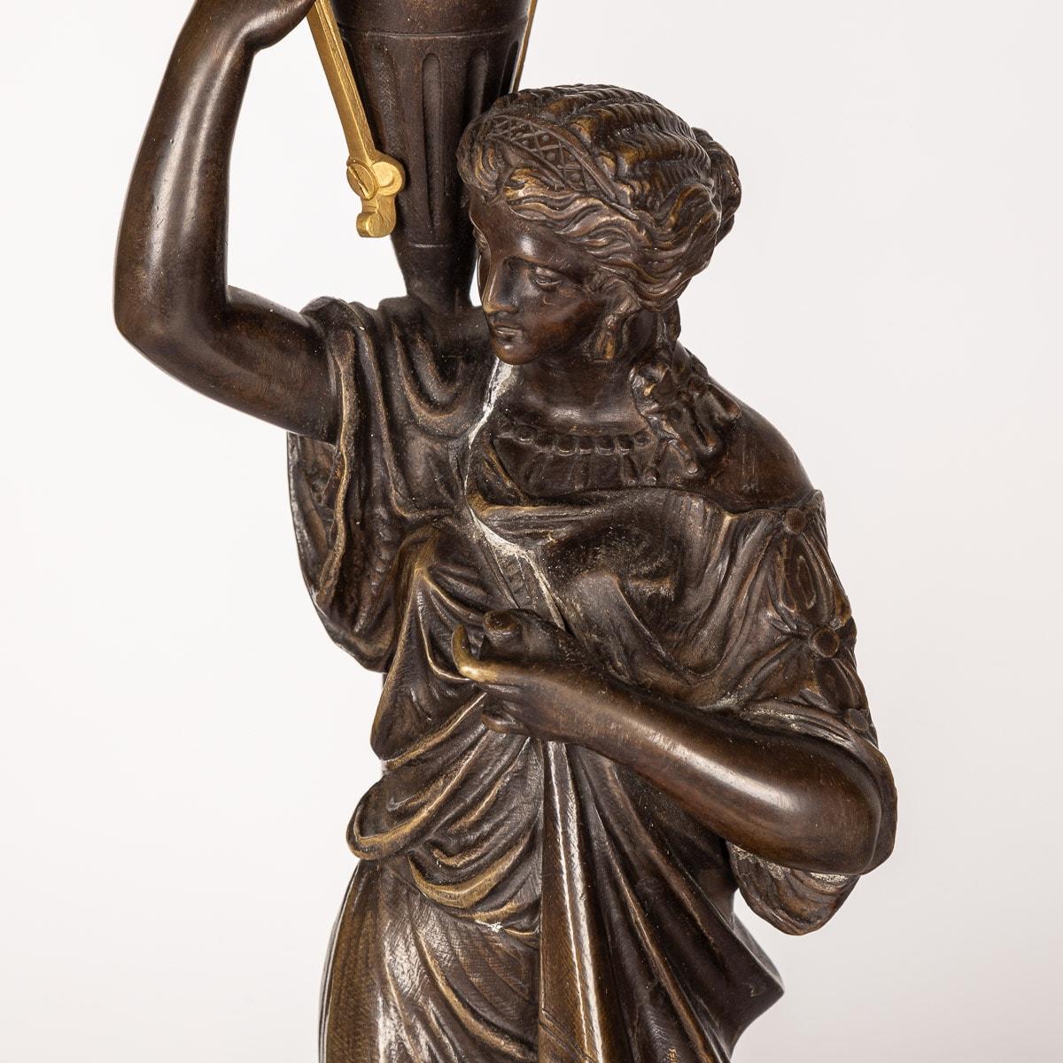Coppia di candelabri francesi del XIX secolo in bronzo ormolato su marmo nero C.C. in vendita 5