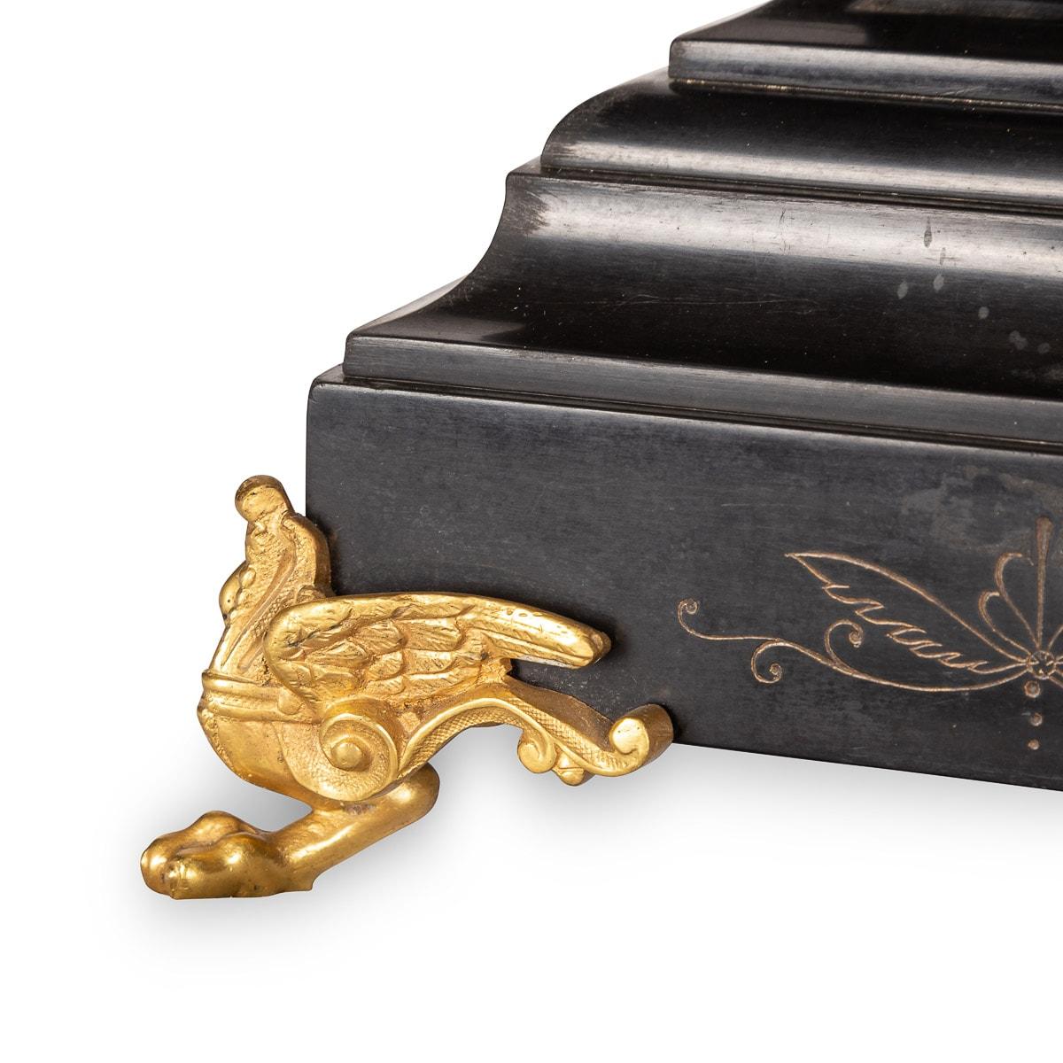 Coppia di candelabri francesi del XIX secolo in bronzo ormolato su marmo nero C.C. in vendita 11