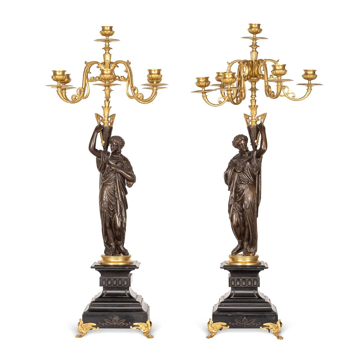 Antikes französisches Paar Bronzeleuchter aus dem 19. Jahrhundert in Form einer stehenden weiblichen Figur, die einen 7-flammigen Kandelaber aus vergoldeter Bronze hält. Die aus Bronze gegossenen Figuren standen auf schwarzen Marmorsockeln auf