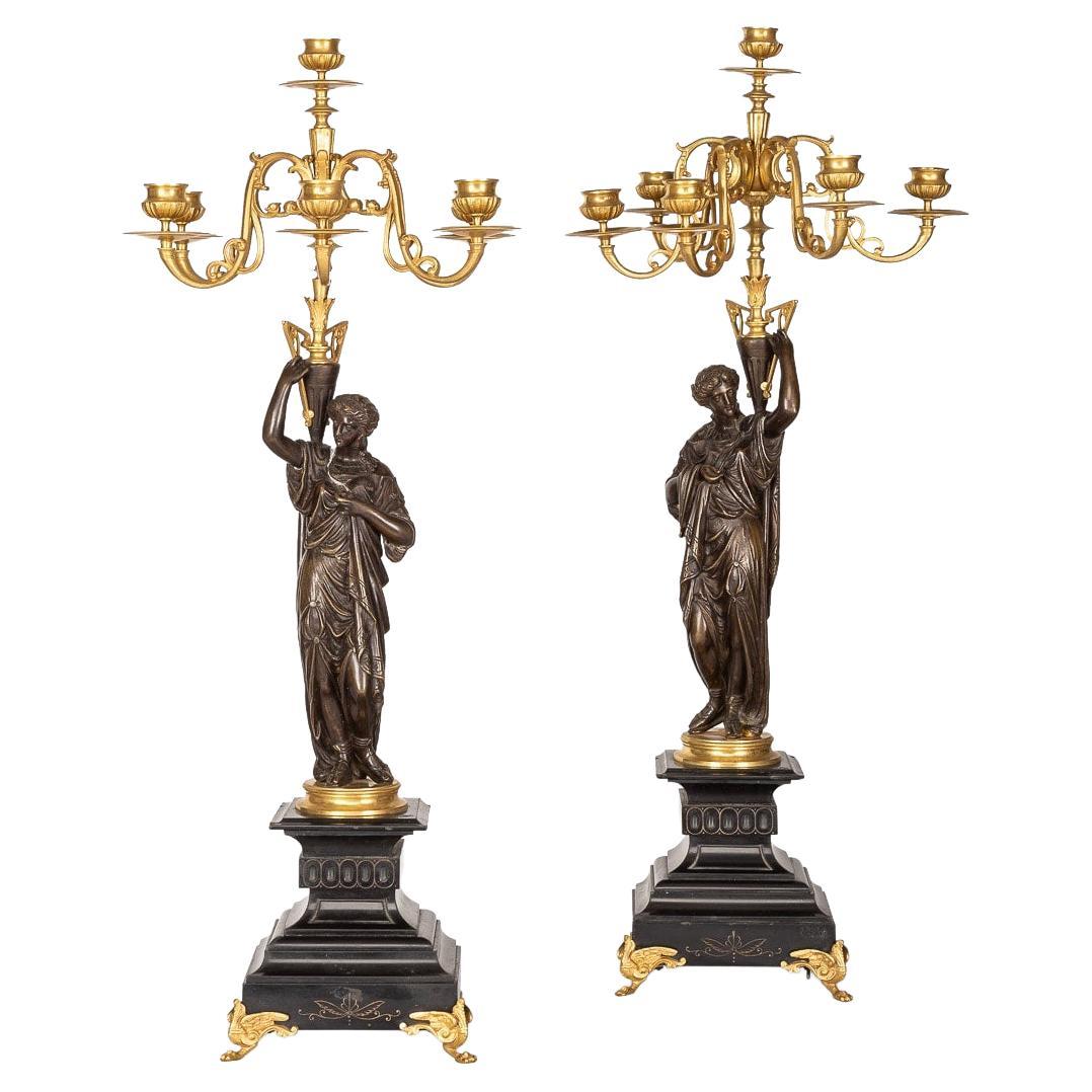 Coppia di candelabri francesi del XIX secolo in bronzo ormolato su marmo nero C.C.