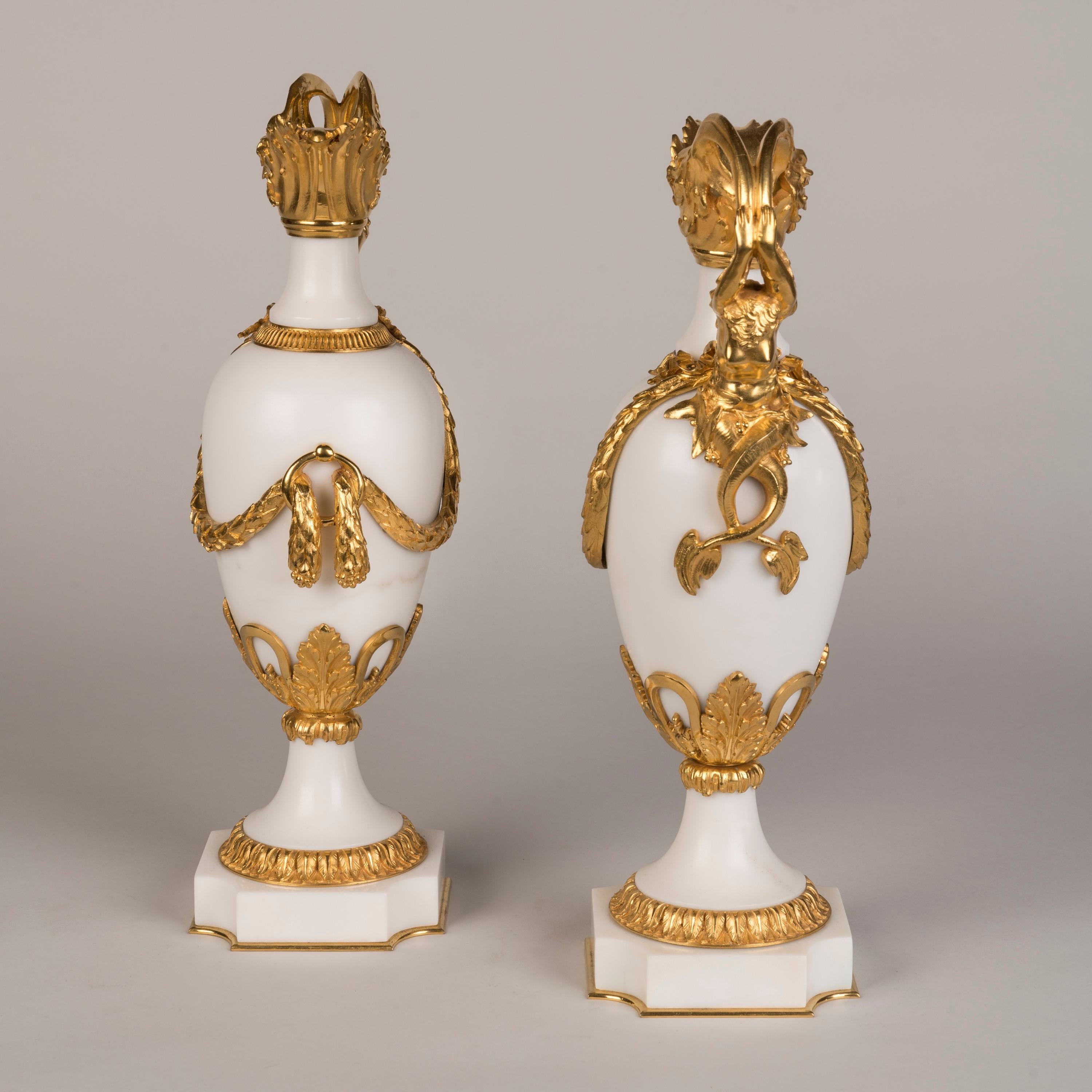 Paar französische Vasen aus Carrara-Marmor mit Goldbronze-Montierung aus dem 19. Jahrhundert (Louis XVI.) im Angebot