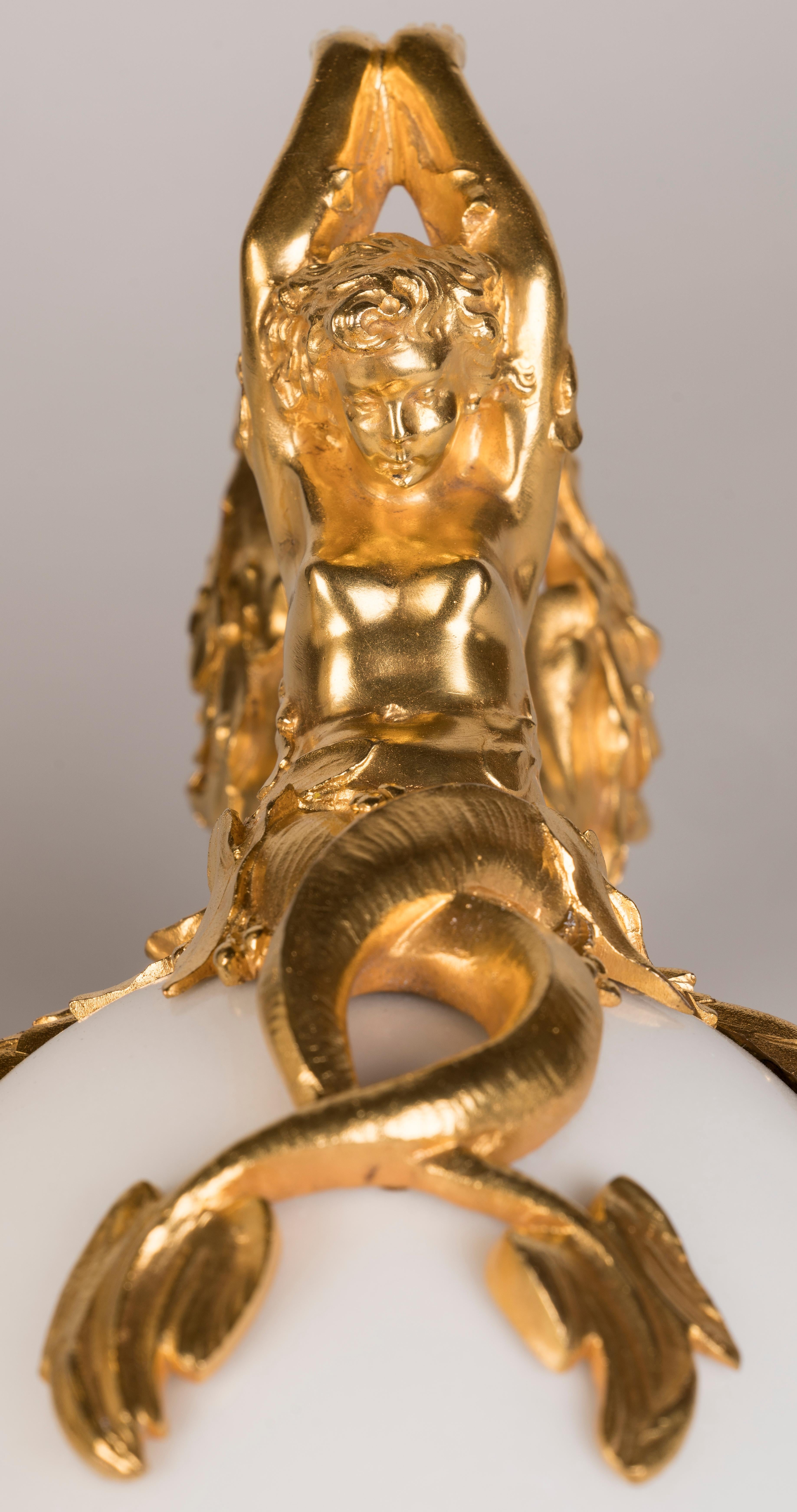 Similoro Coppia di vasi in marmo di Carrara ornati di ormolu del XIX secolo in vendita