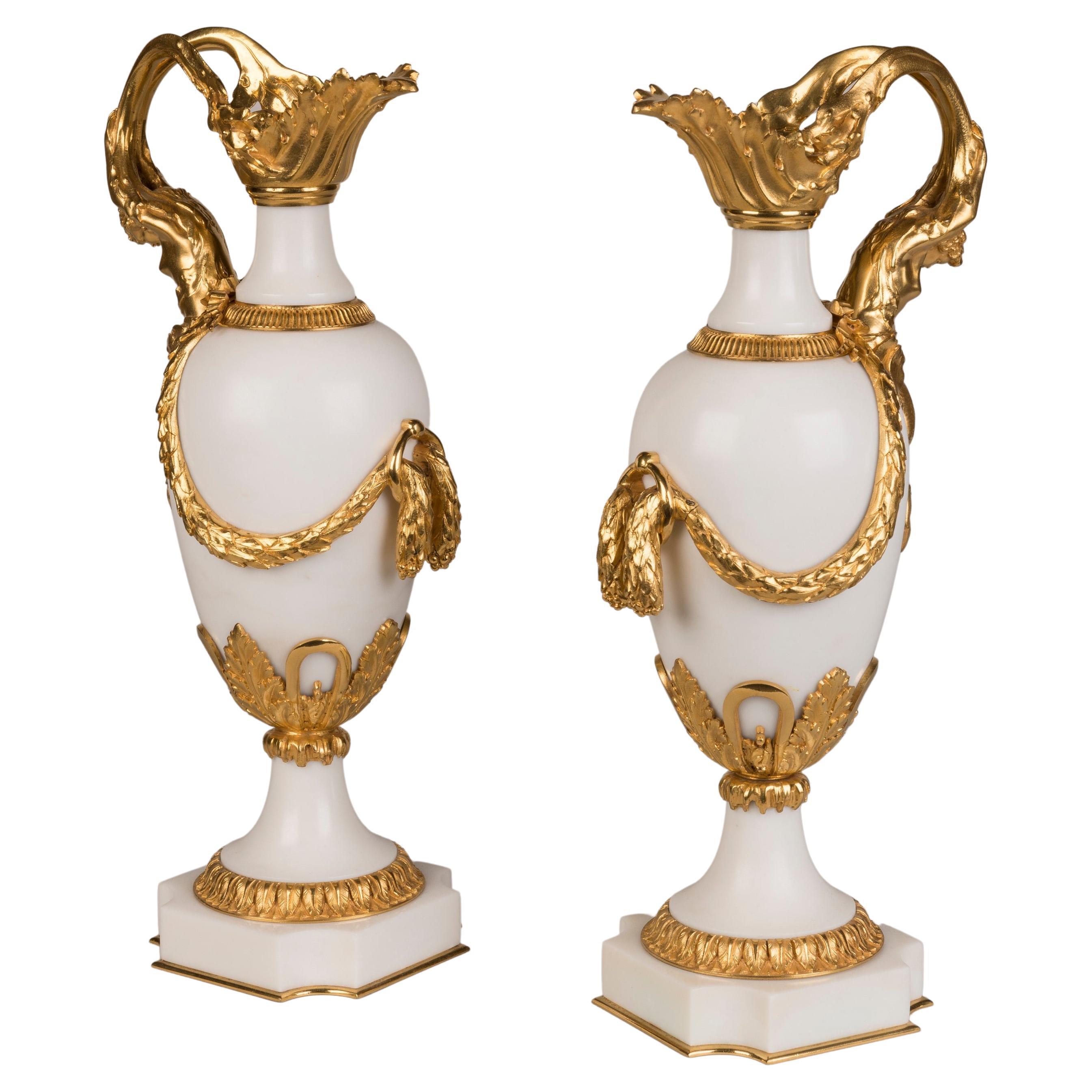 Paar französische Vasen aus Carrara-Marmor mit Goldbronze-Montierung aus dem 19. Jahrhundert