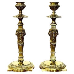 Coppia di candelieri francesi del XIX secolo in bronzo dorato decorato