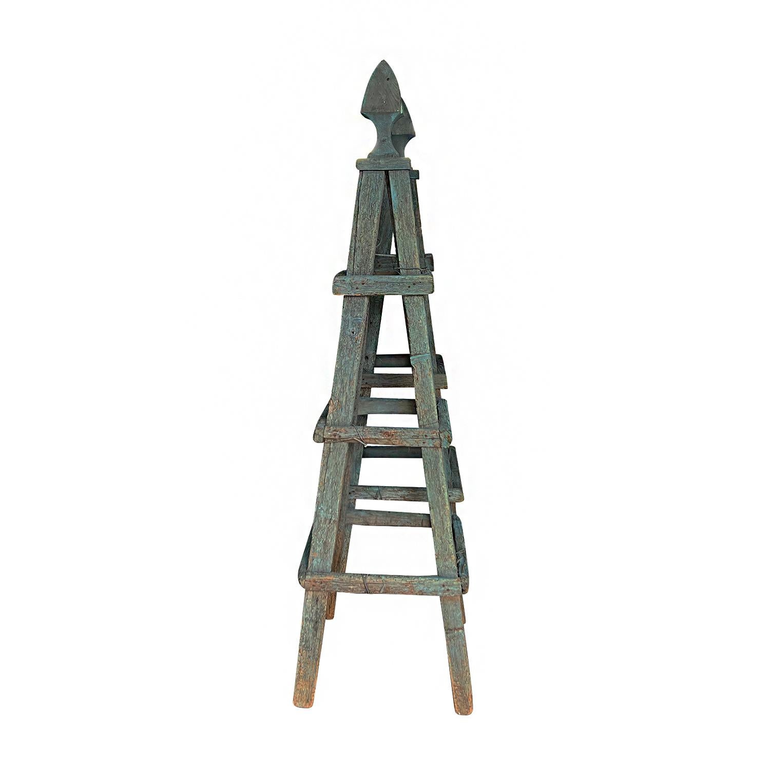 French Provincial 19th Century French Pair of Antique Pinewood Garden Treillis Obelisks For Sale