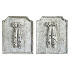 Paar französische Wandtafeln aus Kiefernholz im Provinzstil aus dem 19. Jahrhundert – antike Reliefs