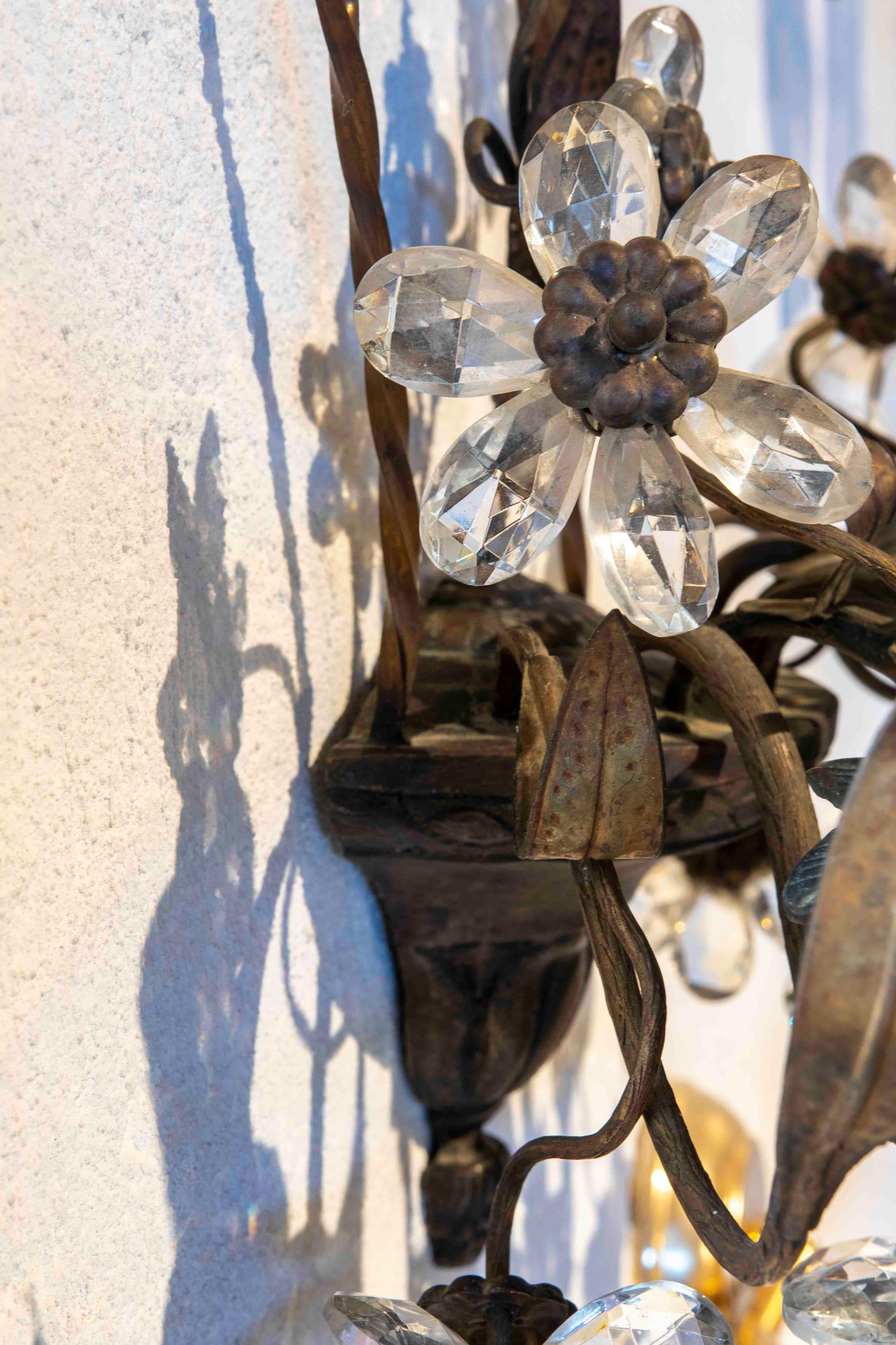 Paar französische Wandleuchter aus Bronze, Metall und Kristall mit Blumen aus dem 19. Jahrhundert im Angebot 7