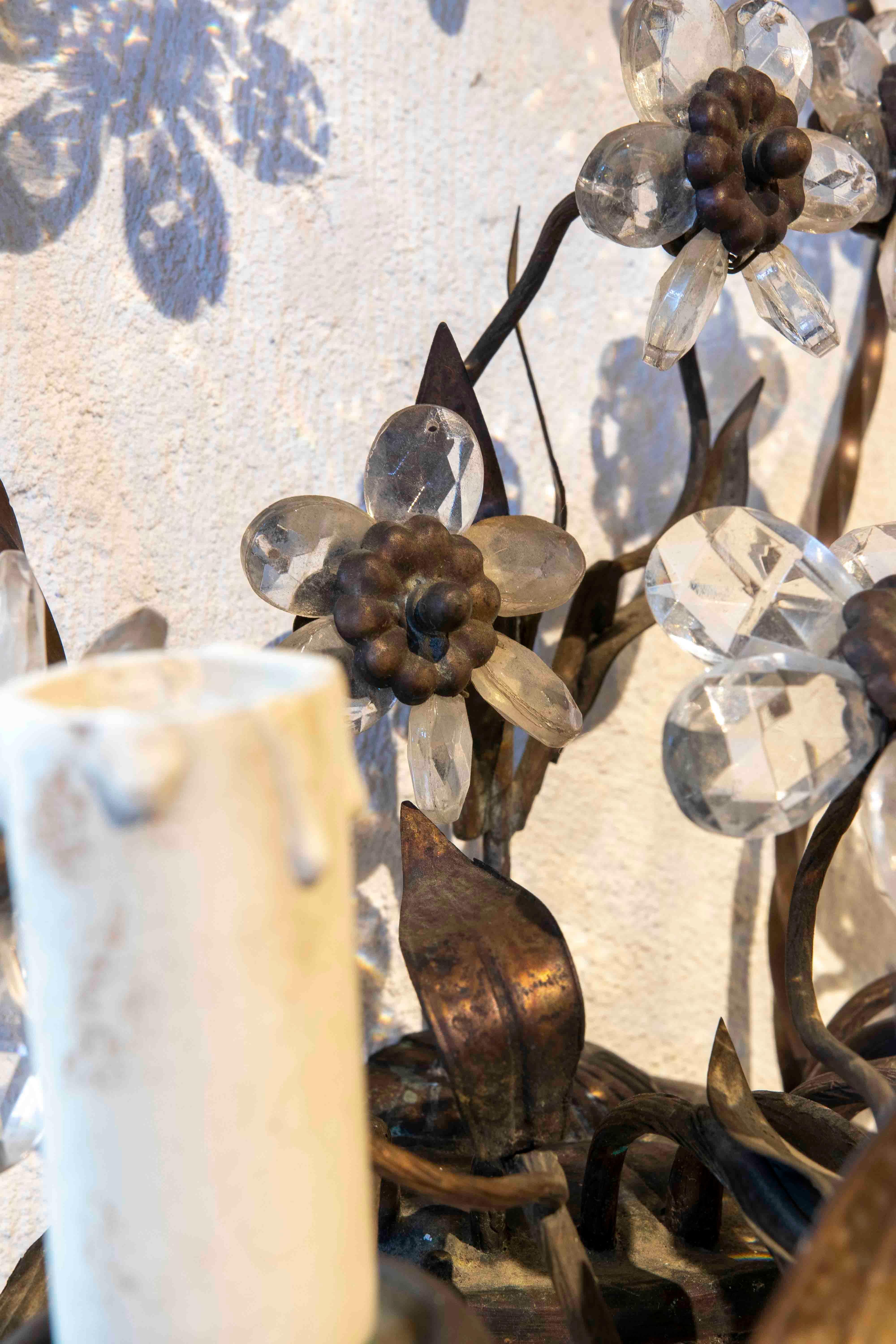Paar französische Wandleuchter aus Bronze, Metall und Kristall mit Blumen aus dem 19. Jahrhundert im Angebot 9