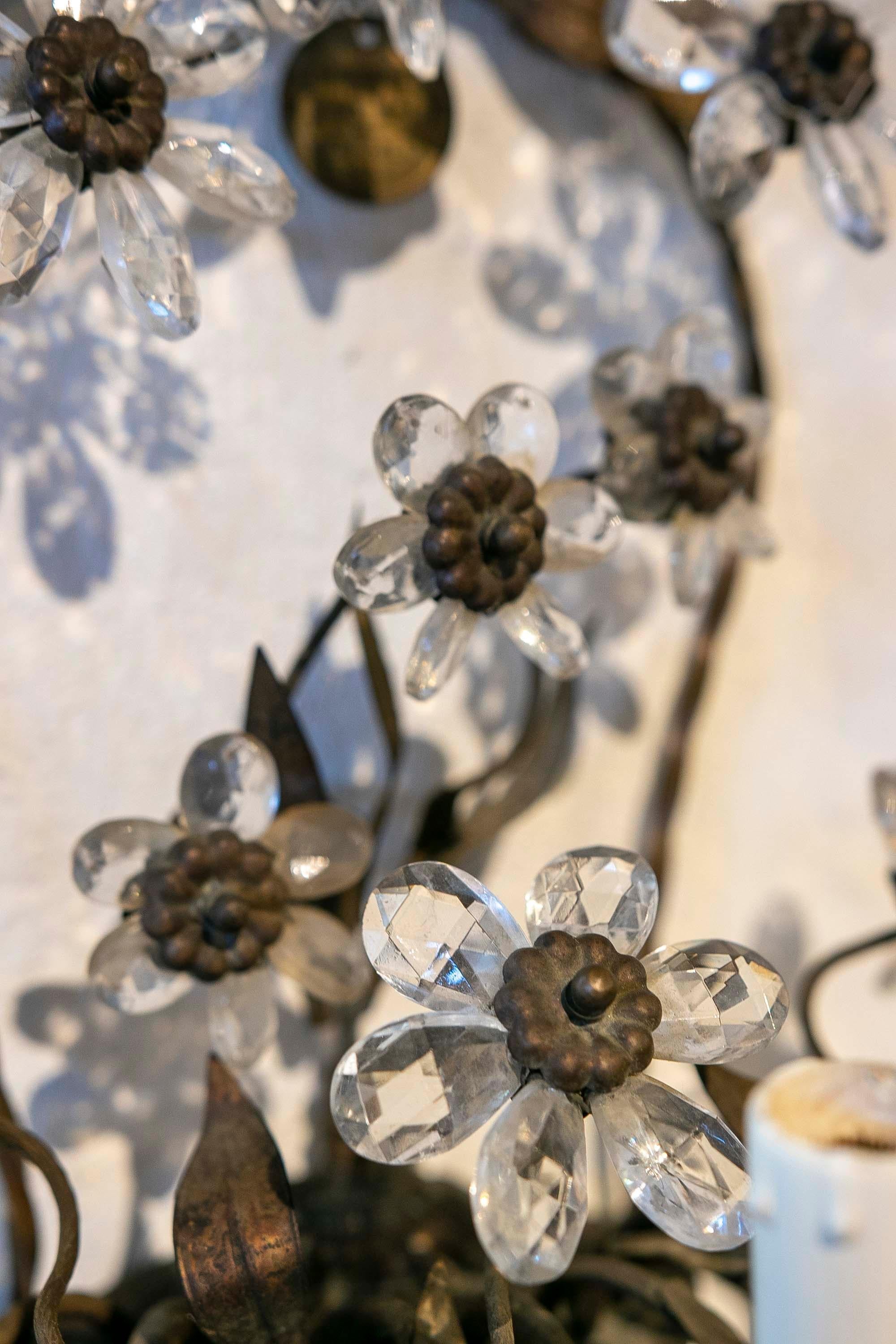 Paar französische Wandleuchter aus Bronze, Metall und Kristall mit Blumen aus dem 19. Jahrhundert im Angebot 12