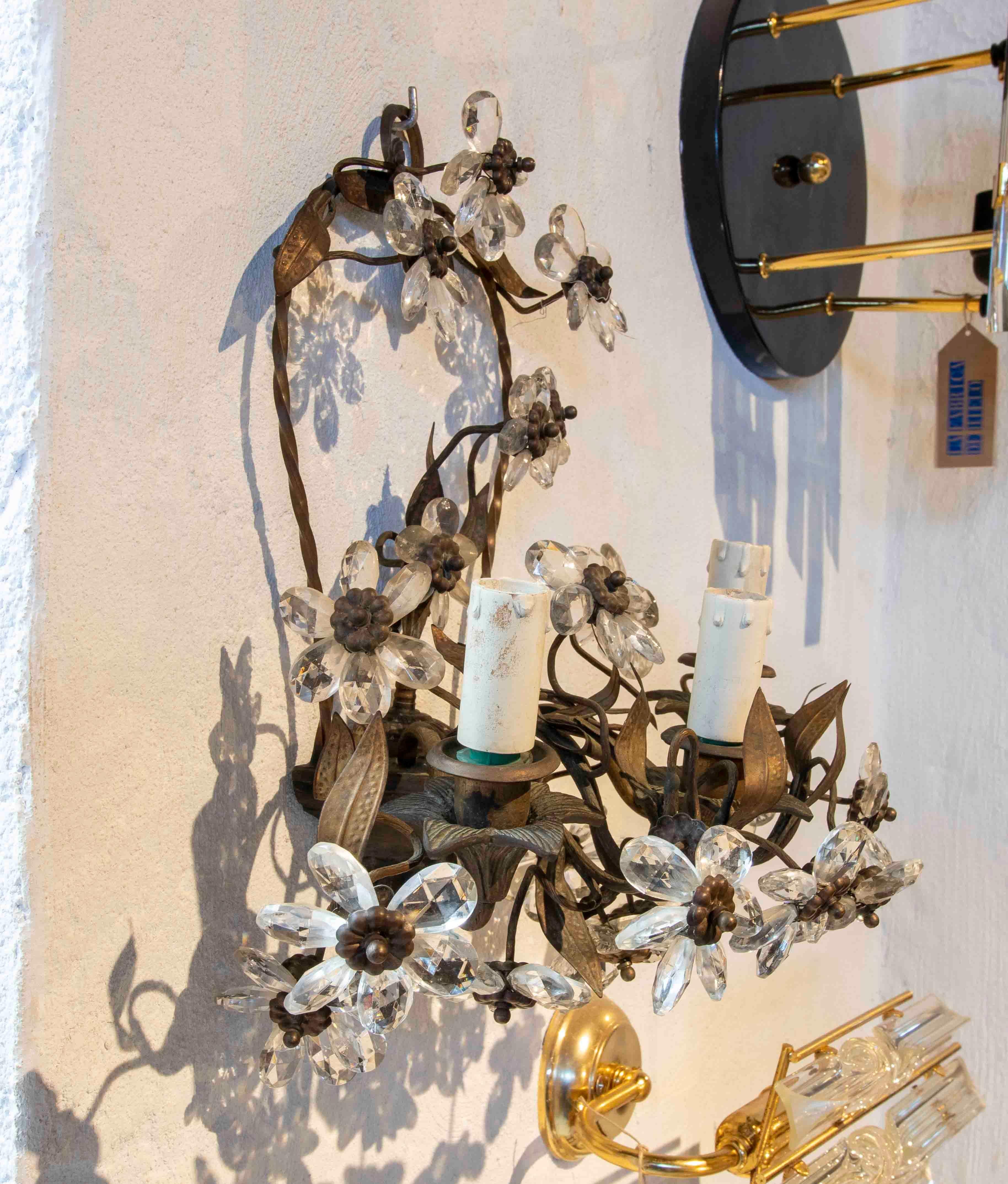 Paar französische Wandleuchter aus Bronze, Metall und Kristall mit Blumen aus dem 19. Jahrhundert im Zustand „Gut“ im Angebot in Marbella, ES
