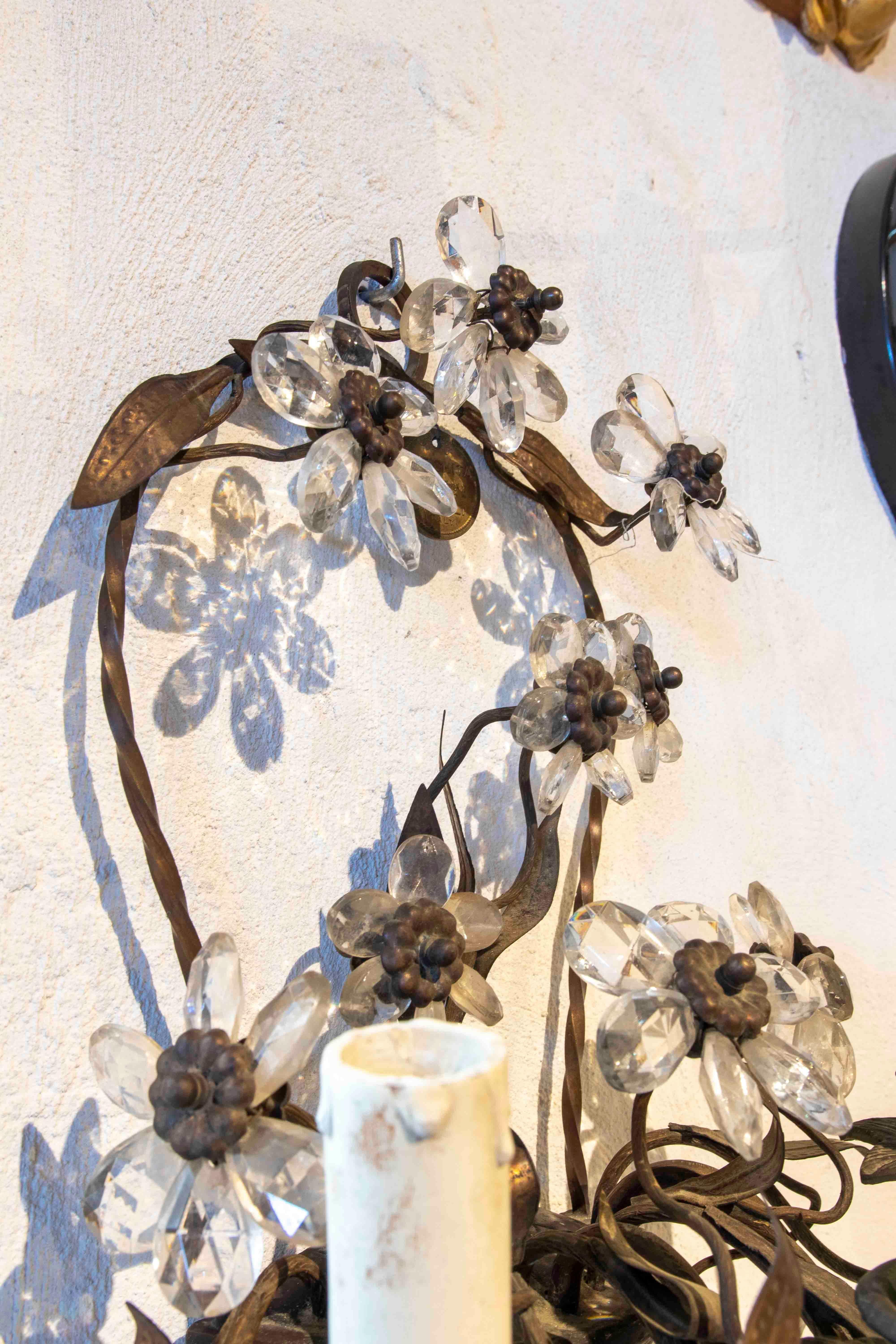 Paar französische Wandleuchter aus Bronze, Metall und Kristall mit Blumen aus dem 19. Jahrhundert im Angebot 2