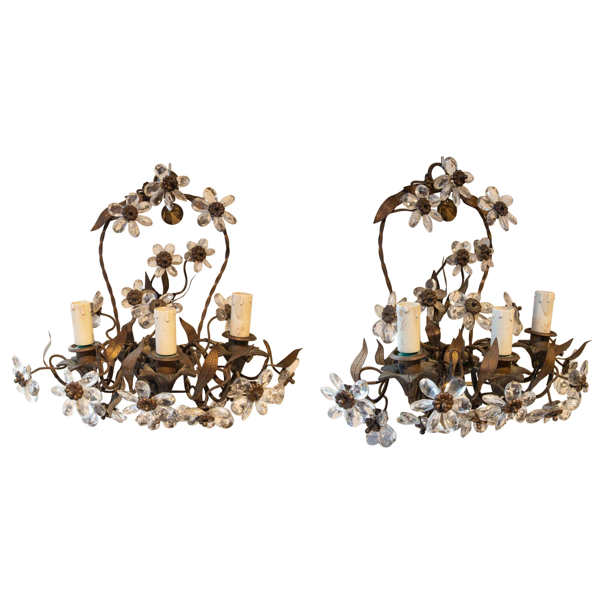 Paar französische Wandleuchter aus Bronze, Metall und Kristall mit Blumen aus dem 19. Jahrhundert im Angebot