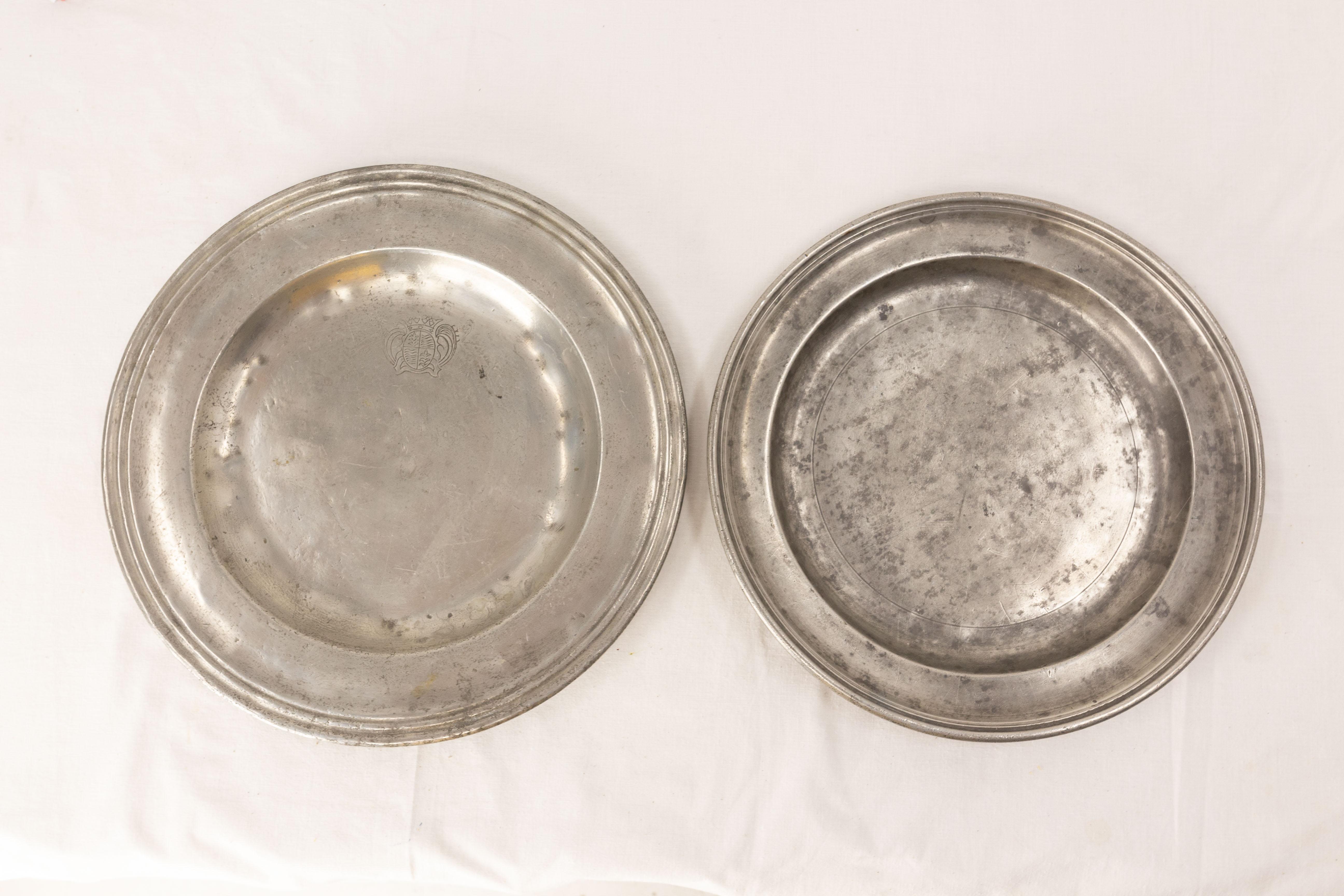 Pair of tin platters
19th century, French
The biggest one has a crest mark on the back of the dish.
Measures
Big platter diameter: 12.99 in., height 1.06 in.
Little platter diameter: 12.20 in., height 1.97 in.
  
