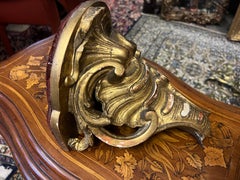 Paire de petites consoles françaises du 19ème siècle en bois doré sculpté à la main de style rococo