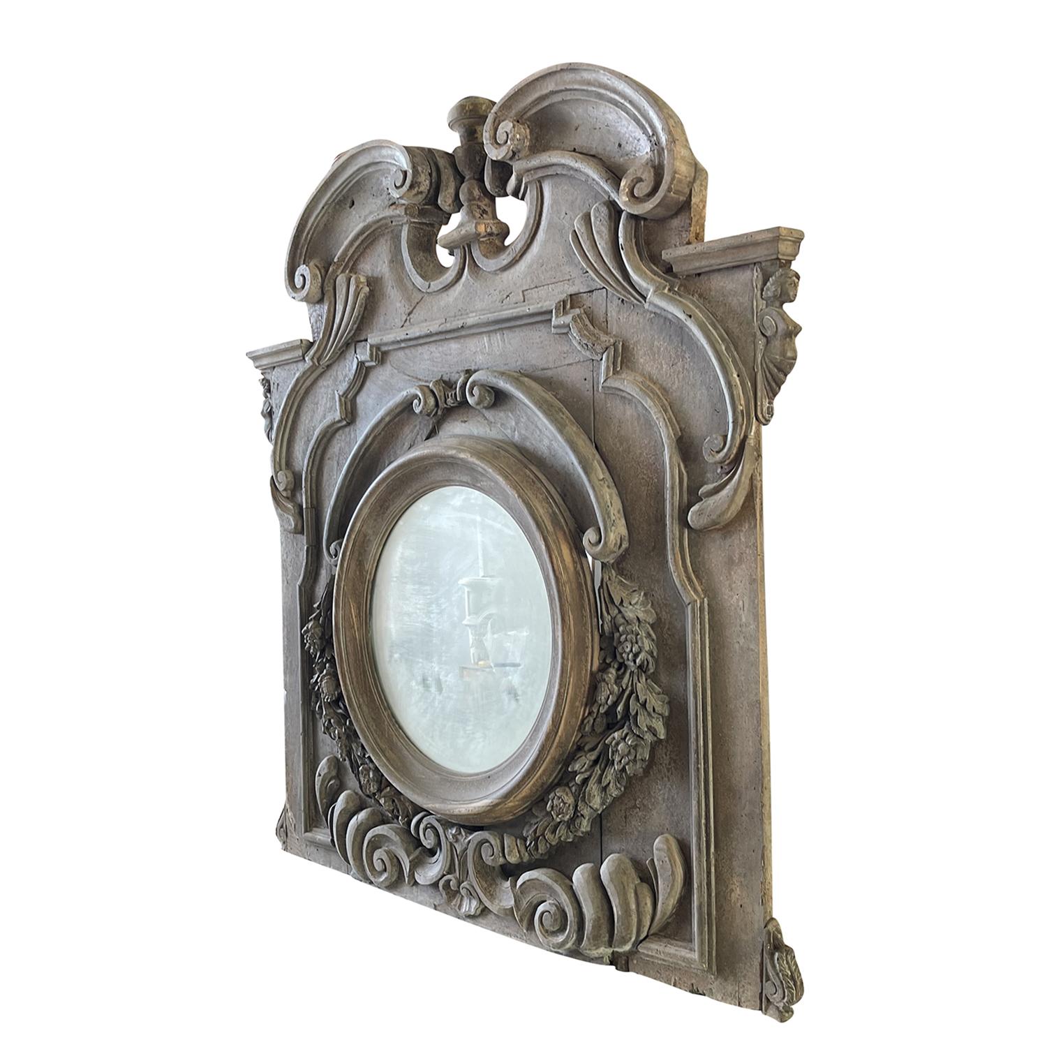 XIXe siècle Paire de miroirs de boisserie en noyer de style baroque du 19e siècle en vente