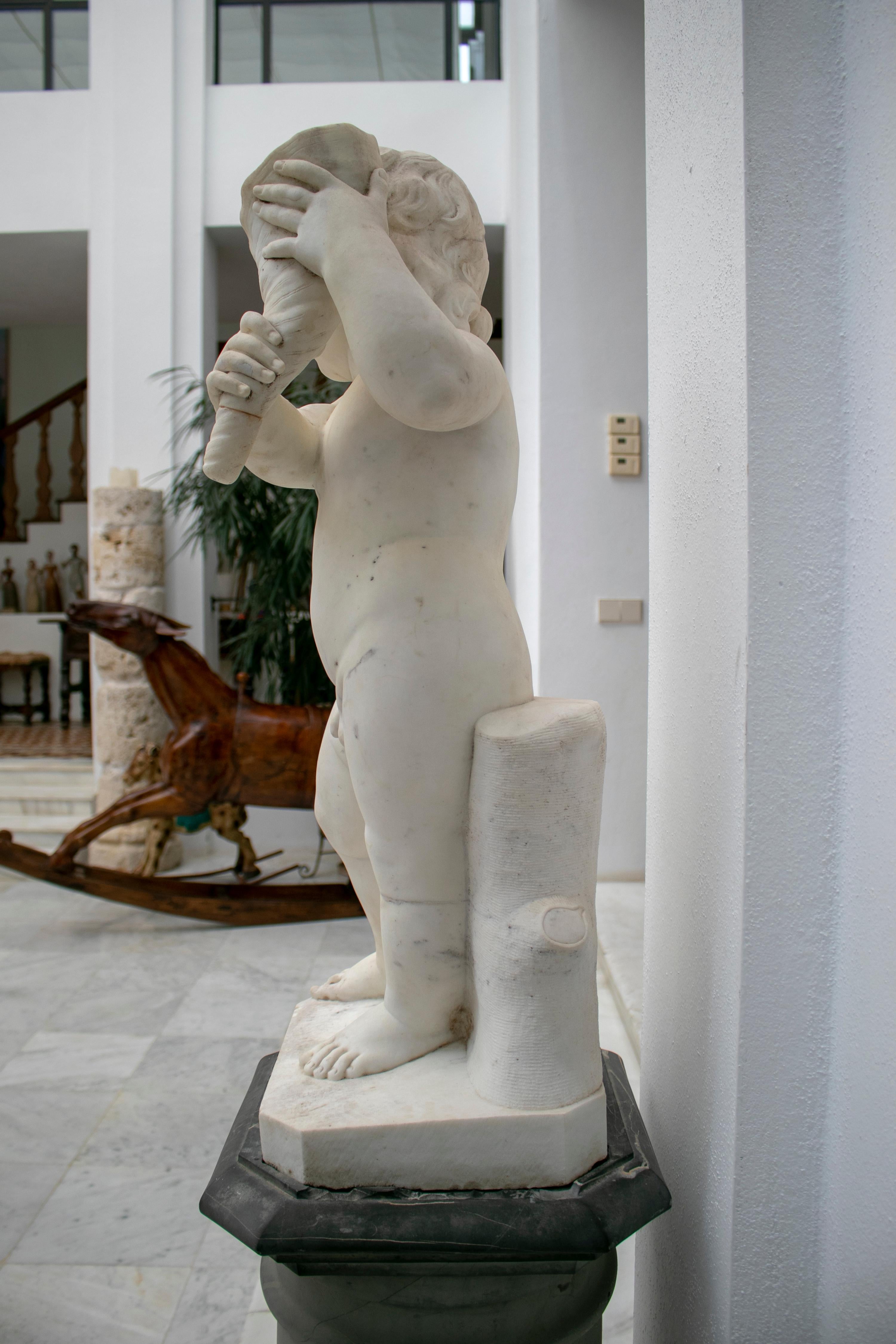 Paire de sculptures d'enfants en marbre blanc de Carrare du 19ème siècle en vente 4