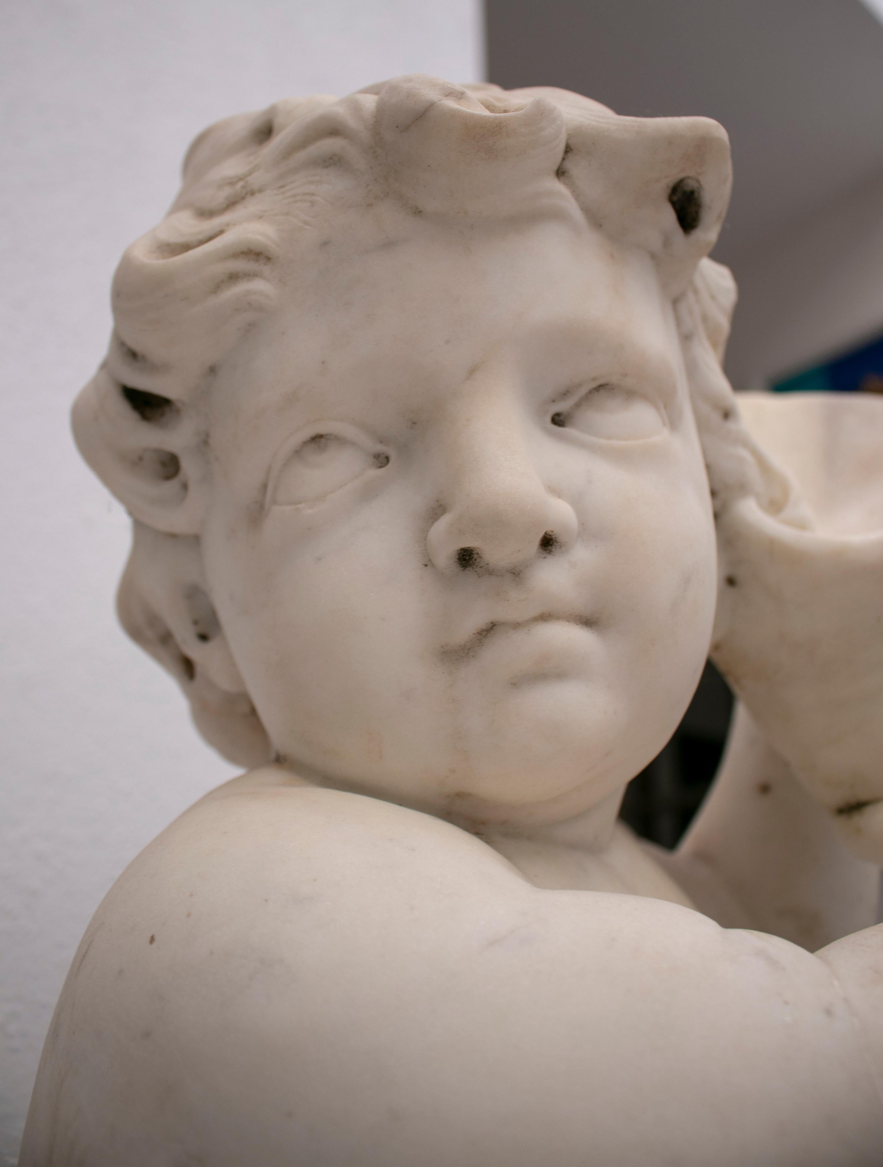 Paire de sculptures d'enfants en marbre blanc de Carrare du 19ème siècle en vente 5