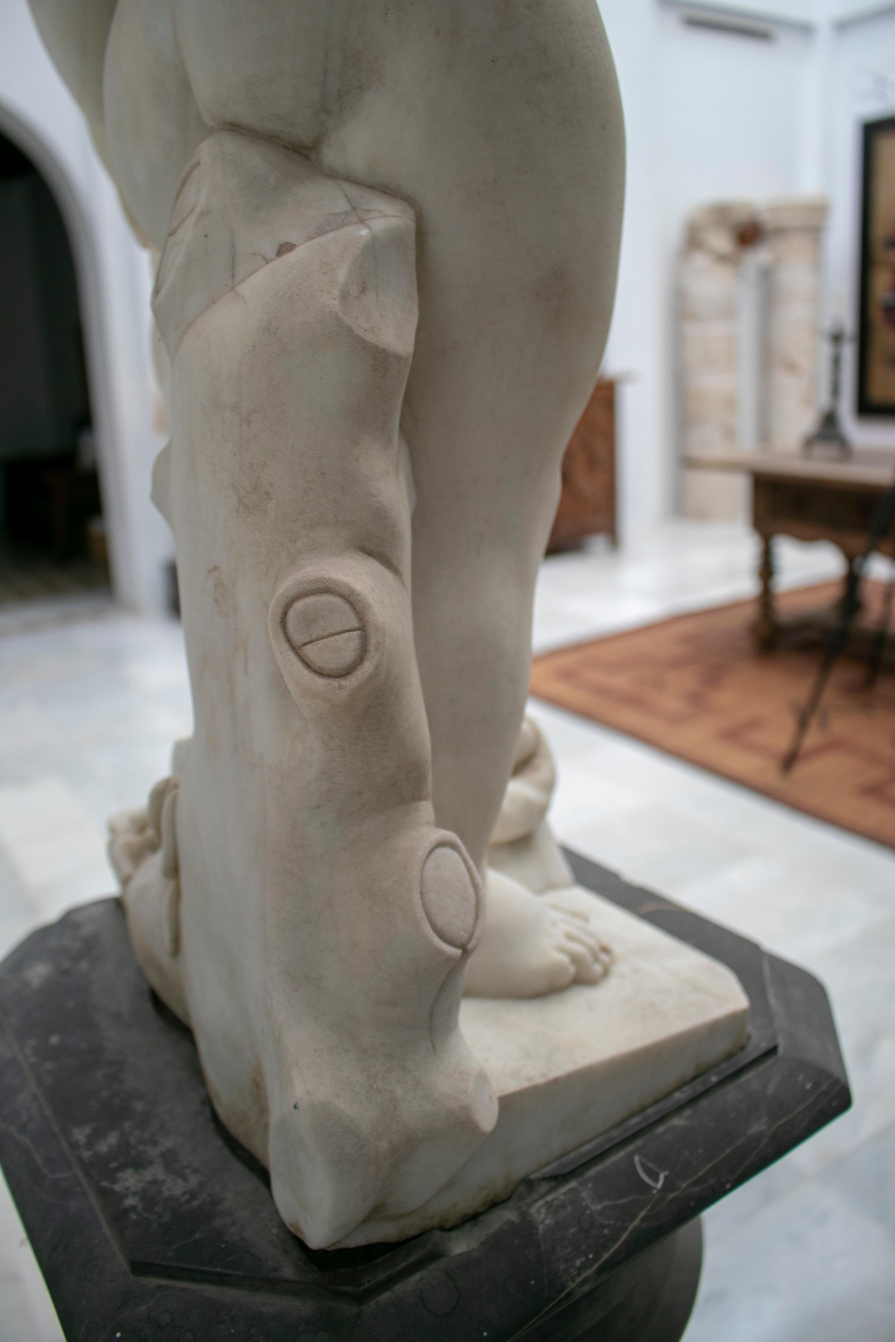 Paire de sculptures d'enfants en marbre blanc de Carrare du 19ème siècle en vente 11