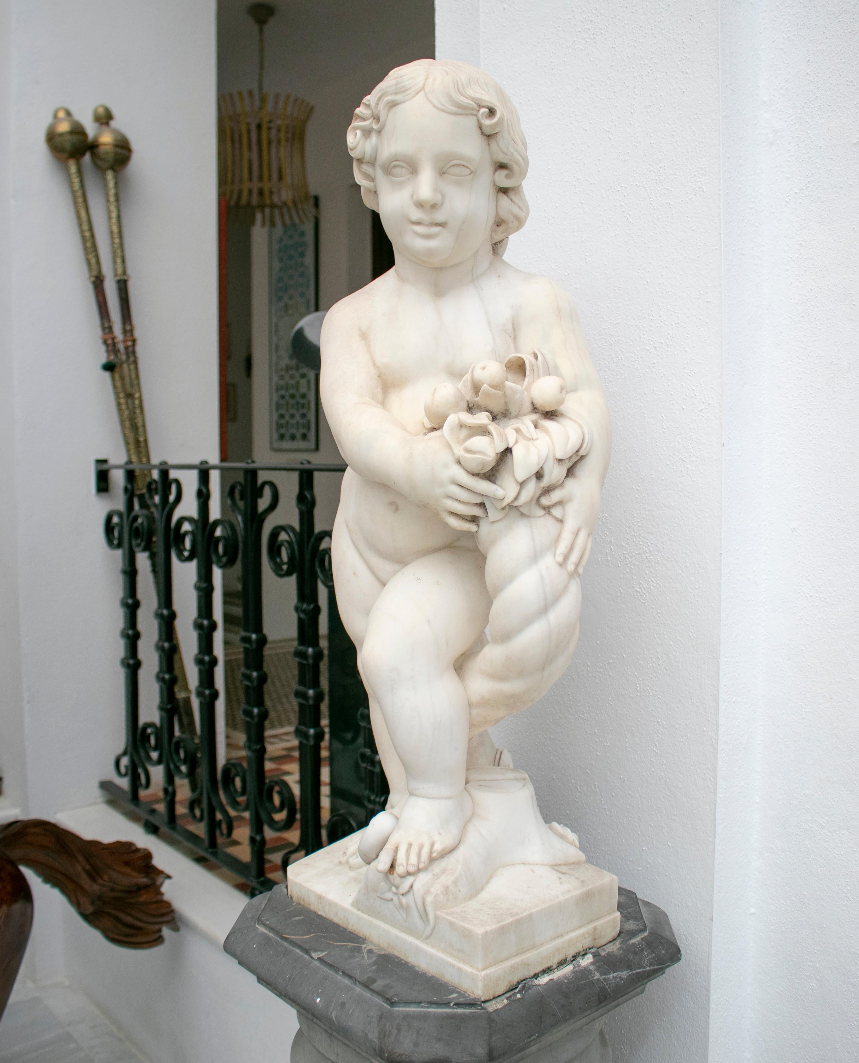 Français Paire de sculptures d'enfants en marbre blanc de Carrare du 19ème siècle en vente