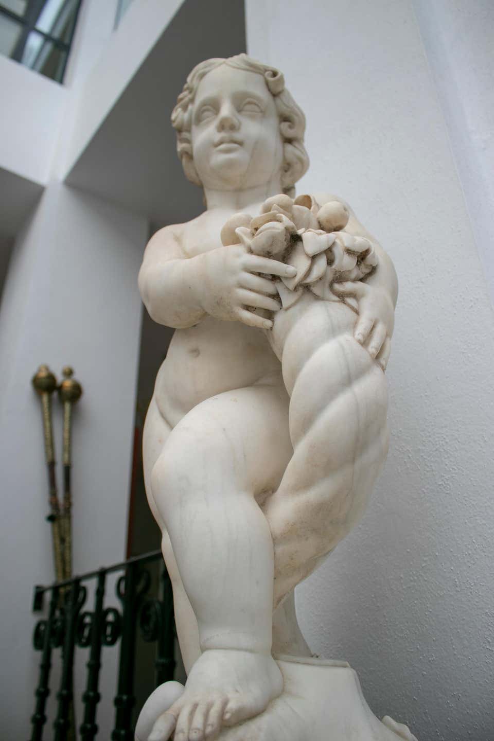 19th Century French Pair of White Carrara Marble Child Sculptures In Good Condition For Sale In Malaga, ES