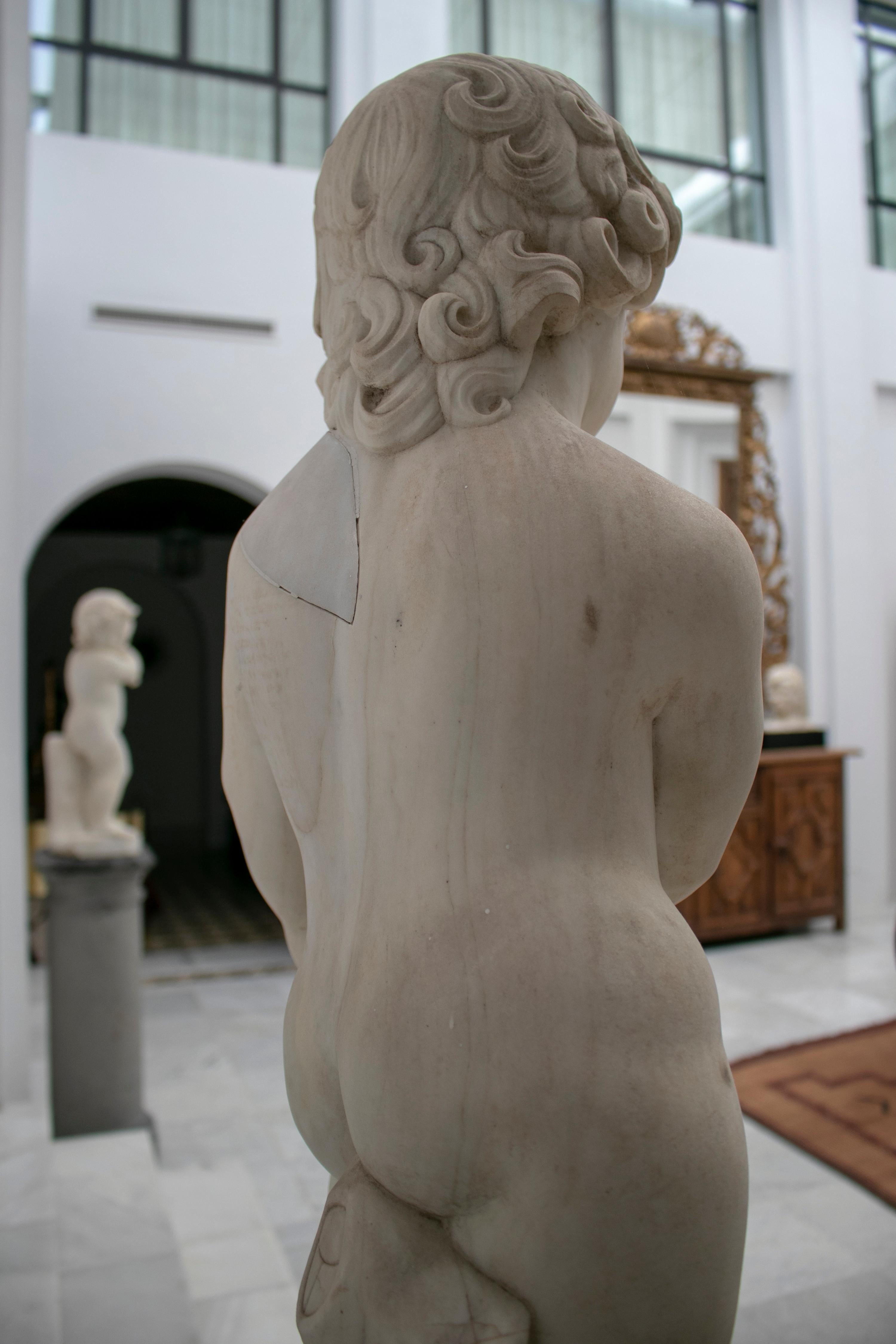 Paire de sculptures d'enfants en marbre blanc de Carrare du 19ème siècle en vente 2