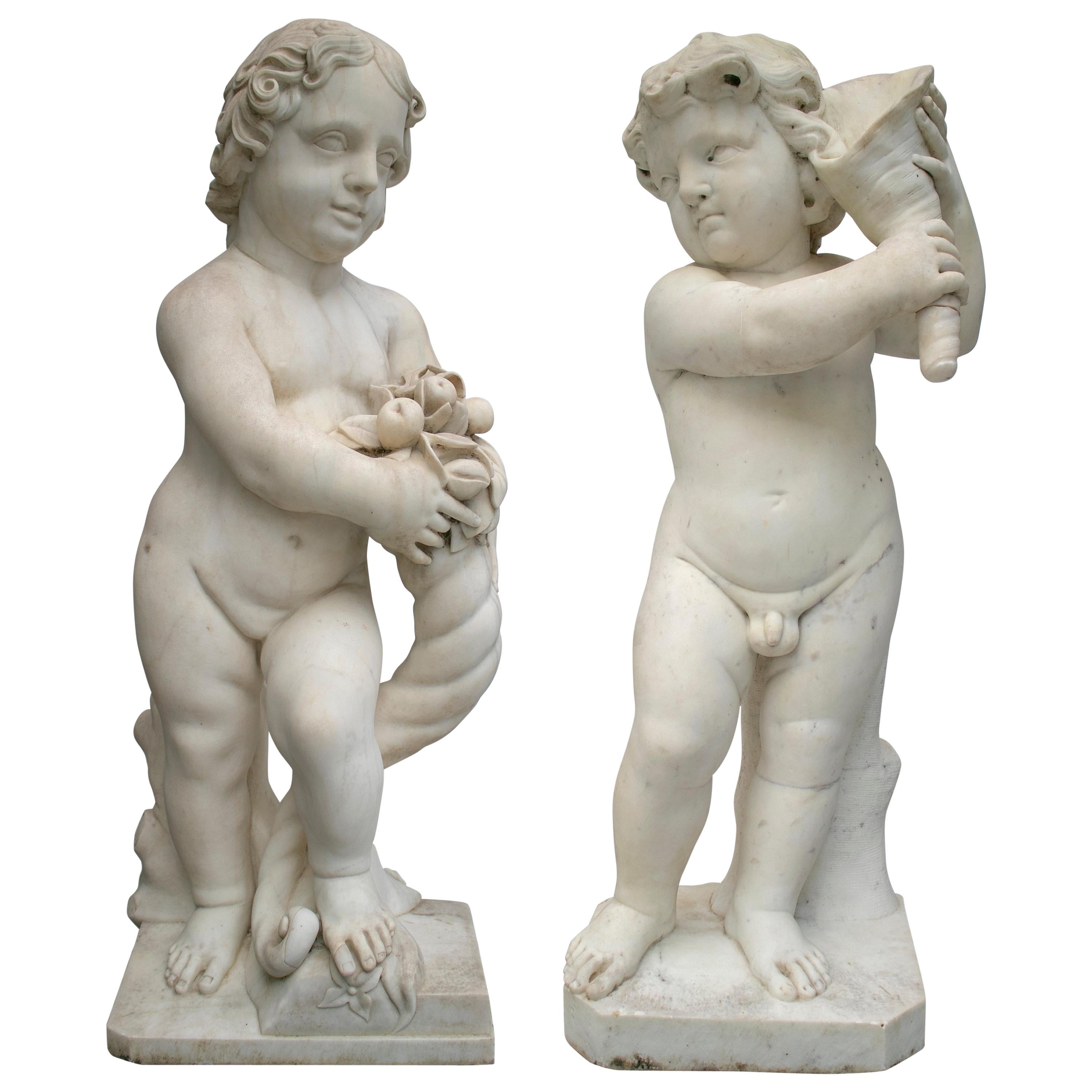 Paar französische Kinderskulpturen aus weißem Carrara-Marmor aus dem 19. Jahrhundert im Angebot