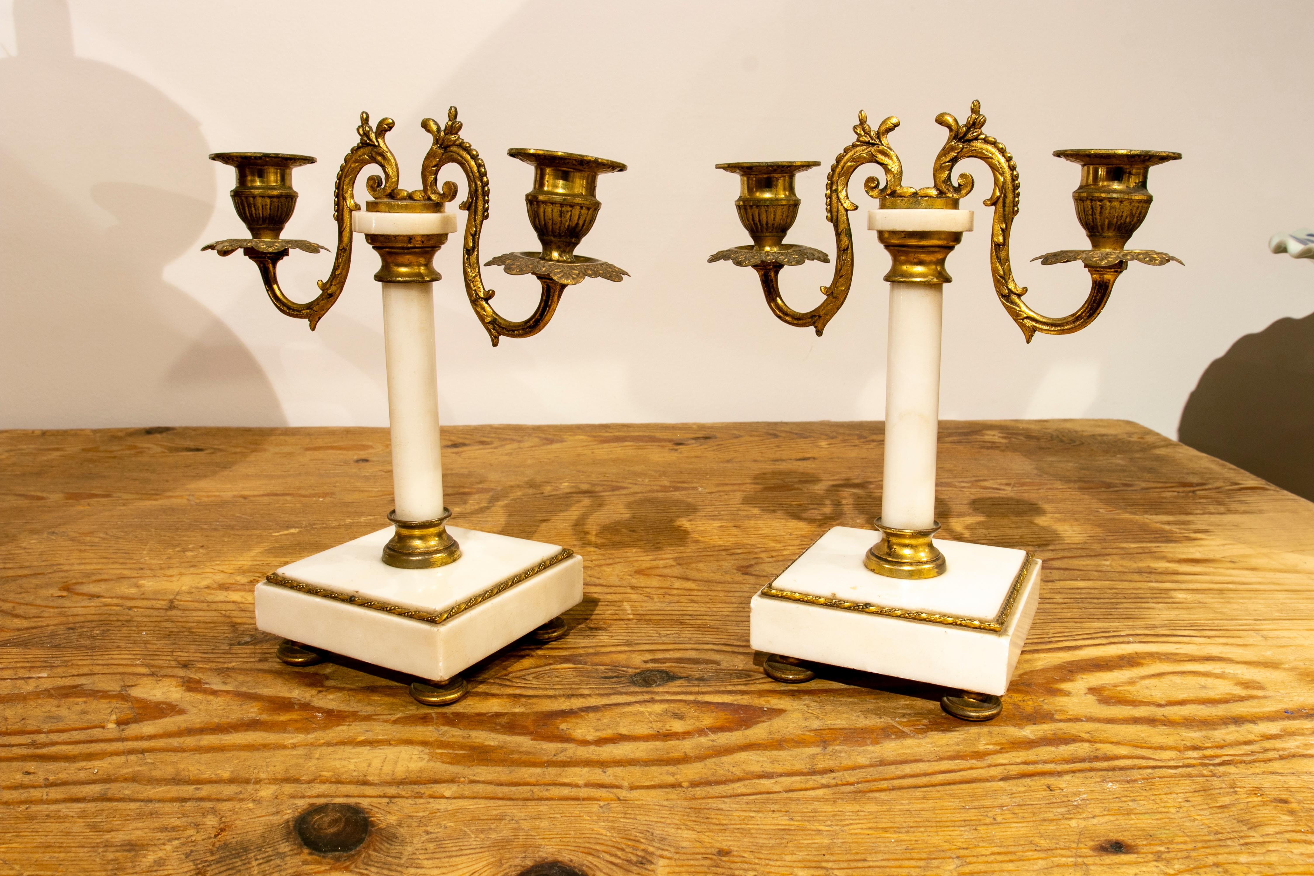 19th Century French Pair of White Marble and Gilded Bronze Candlesticks In Good Condition For Sale In Marbella, ES