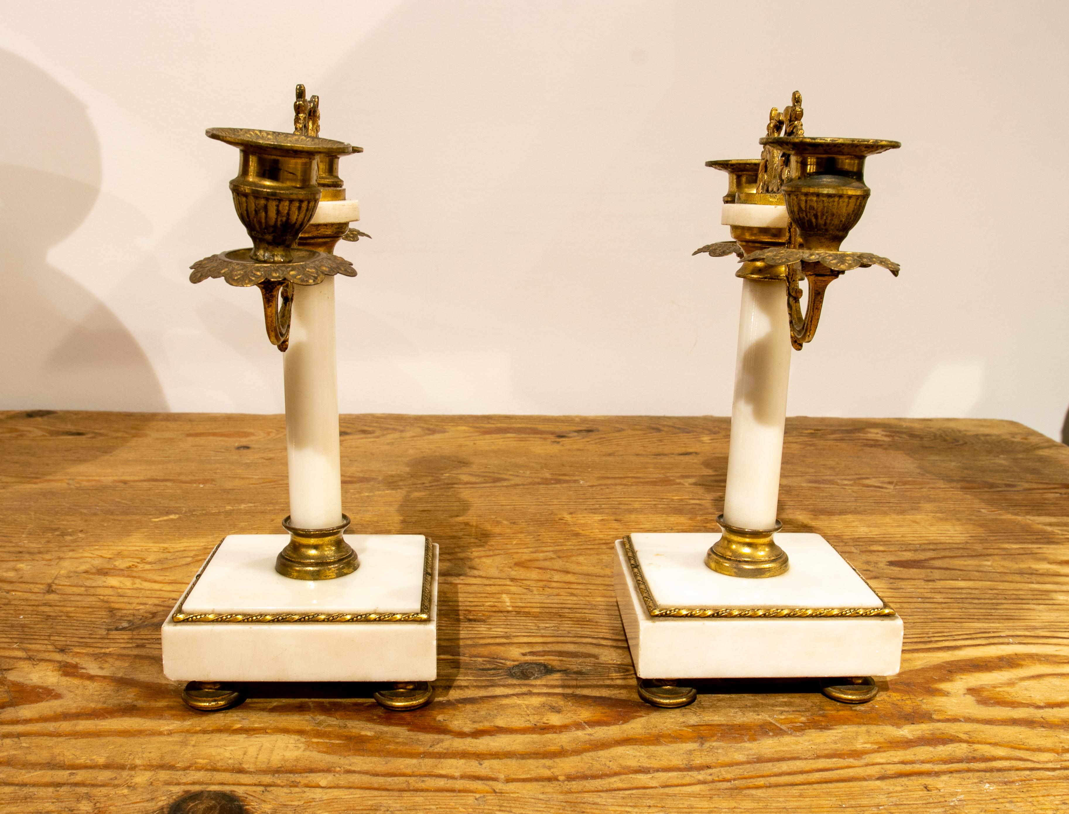 Paar französische Kerzenständer aus weißem Marmor und vergoldeter Bronze aus dem 19. Jahrhundert im Zustand „Gut“ im Angebot in Marbella, ES