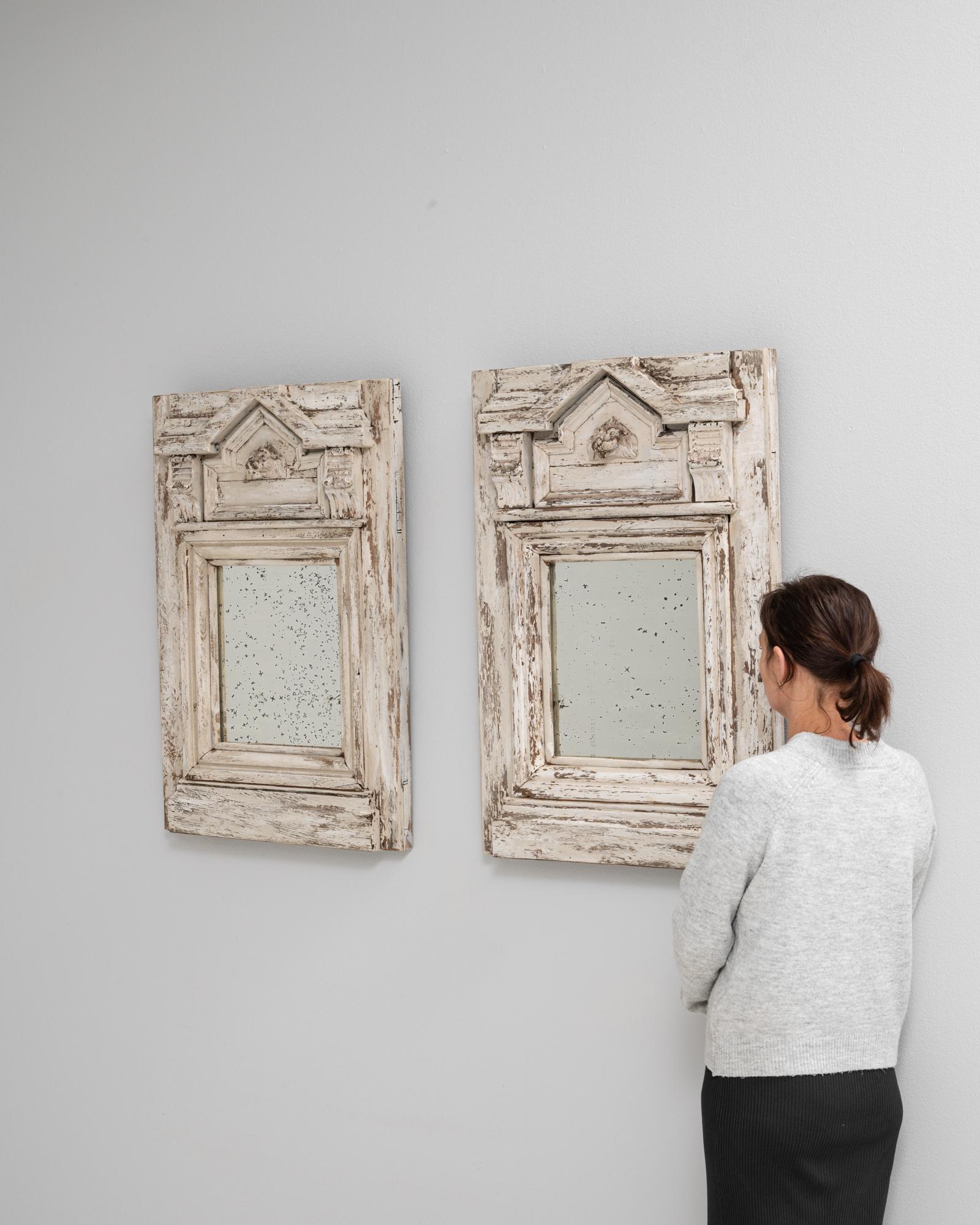 Paire de miroirs français du 19ème siècle en bois patiné blanc Bon état - En vente à High Point, NC