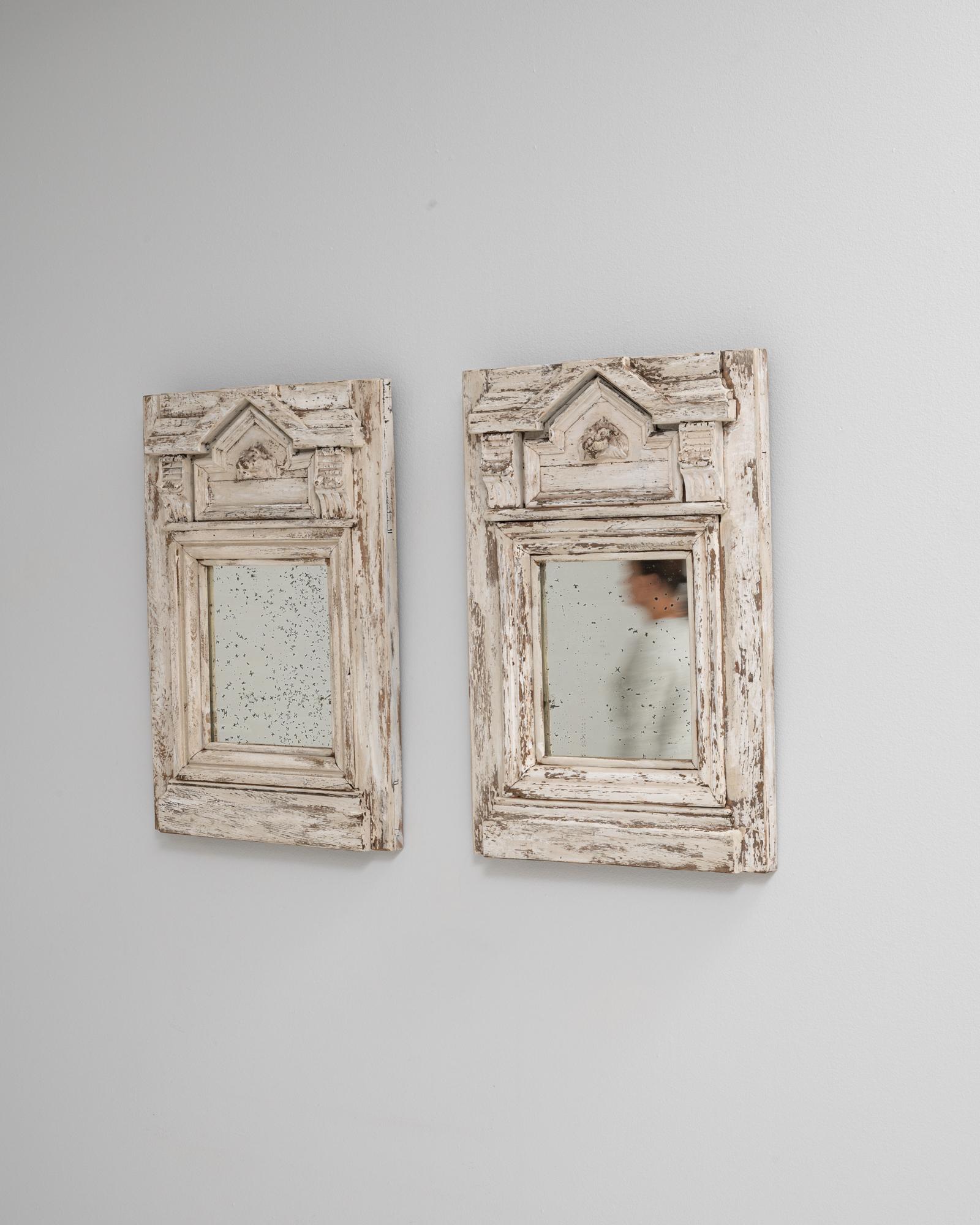 XIXe siècle Paire de miroirs français du 19ème siècle en bois patiné blanc en vente