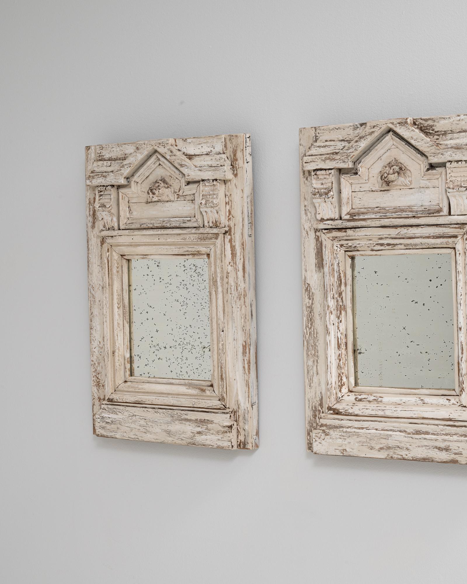 Chêne Paire de miroirs français du 19ème siècle en bois patiné blanc en vente