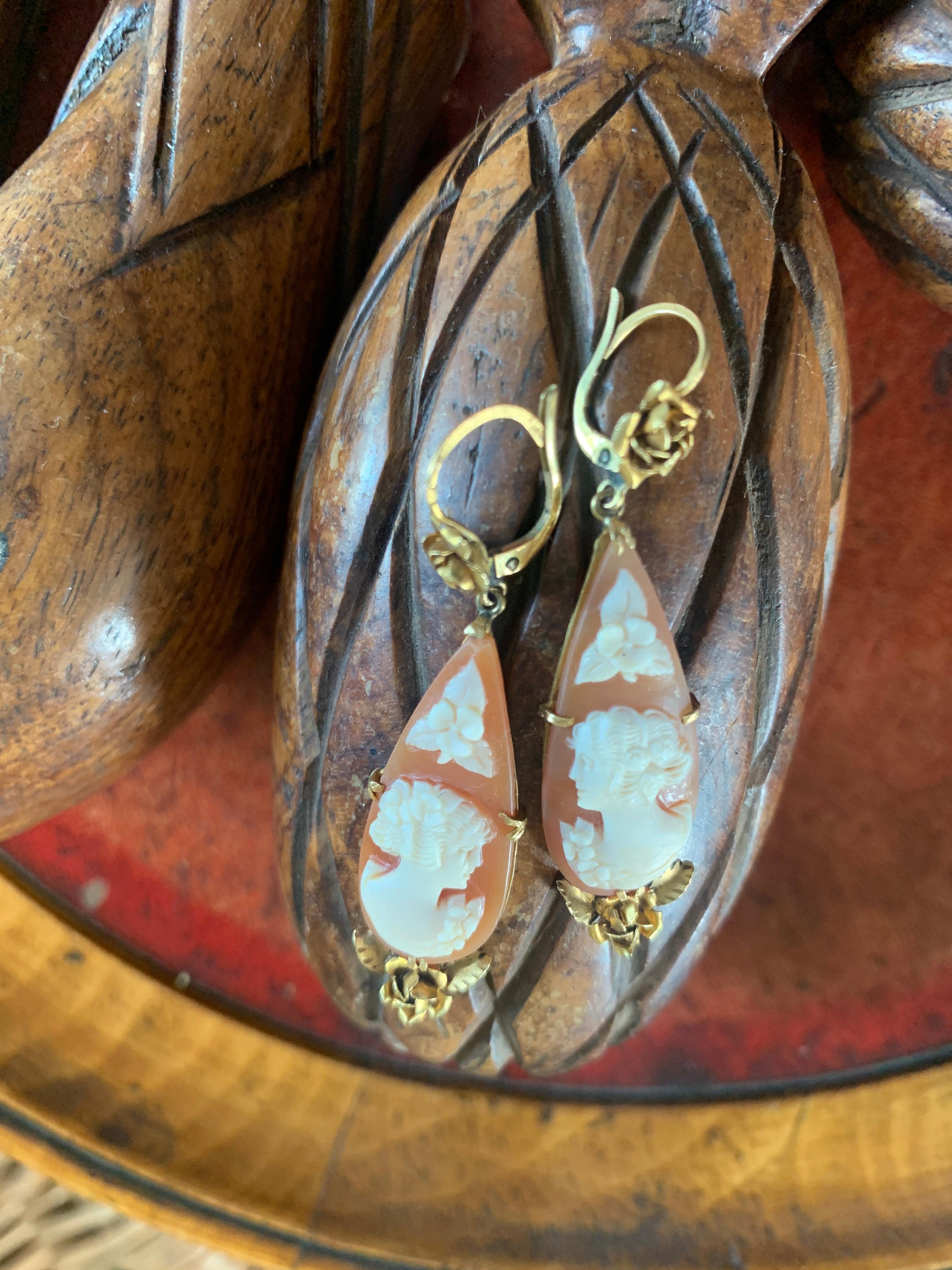 19th Century French Pair of Yellow Gold Earrings with Asymmetrical Shell Cameos In Good Condition For Sale In Sofia, BG