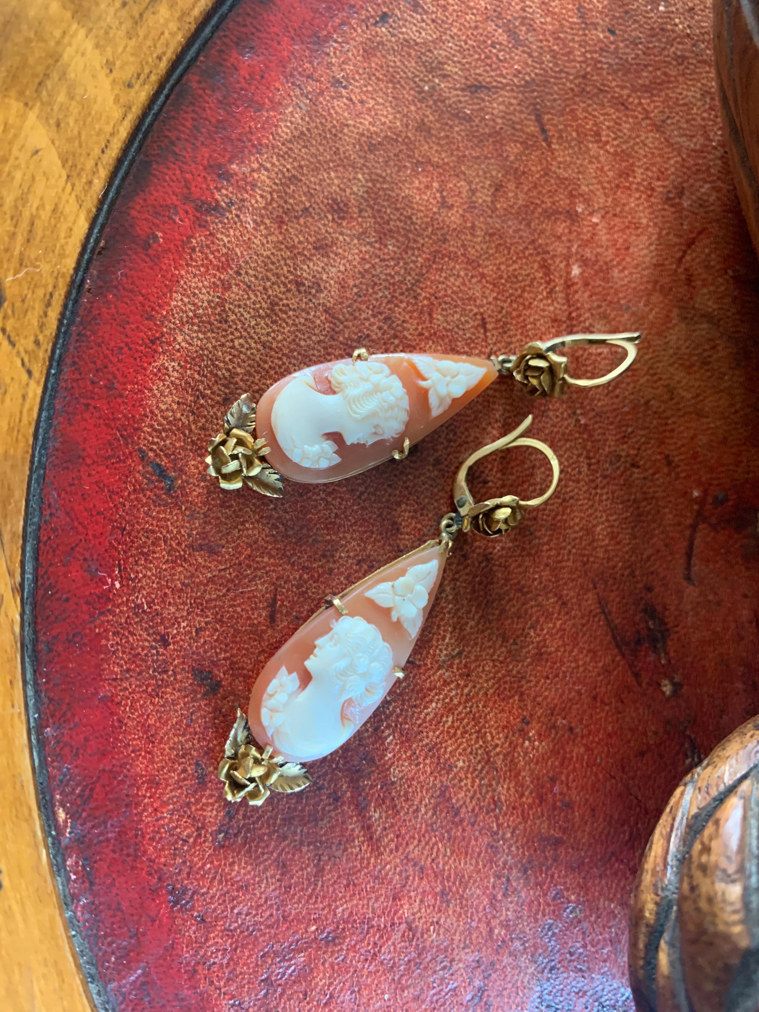 19th Century French Pair of Yellow Gold Earrings with Asymmetrical Shell Cameos For Sale 1