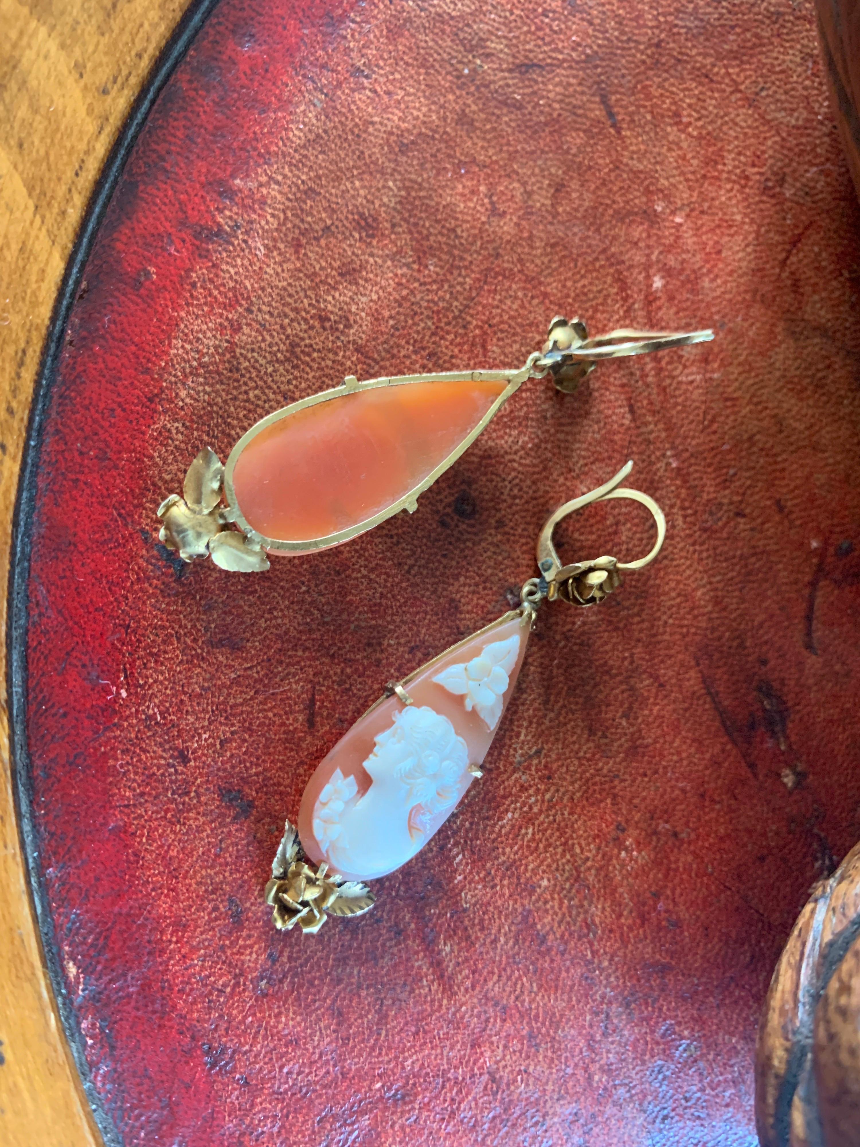 19th Century French Pair of Yellow Gold Earrings with Asymmetrical Shell Cameos For Sale 2