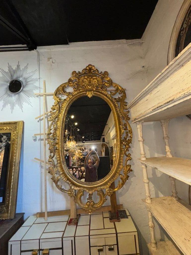 Questo pezzo è incredibileSpecchio francese del XIX secolo in legno dorato intagliato. In stile francese, questo grande specchio presenta intricati intagli sulla cornice in legno dorato che aggiungono un tocco di eleganza e lusso. Perfetto per