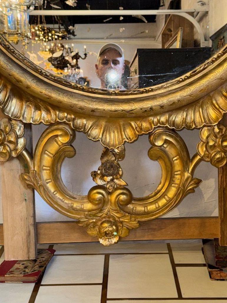 Specchio in legno dorato intagliato di dimensioni da palazzo francese del XIX secolo In condizioni buone in vendita a Dallas, TX