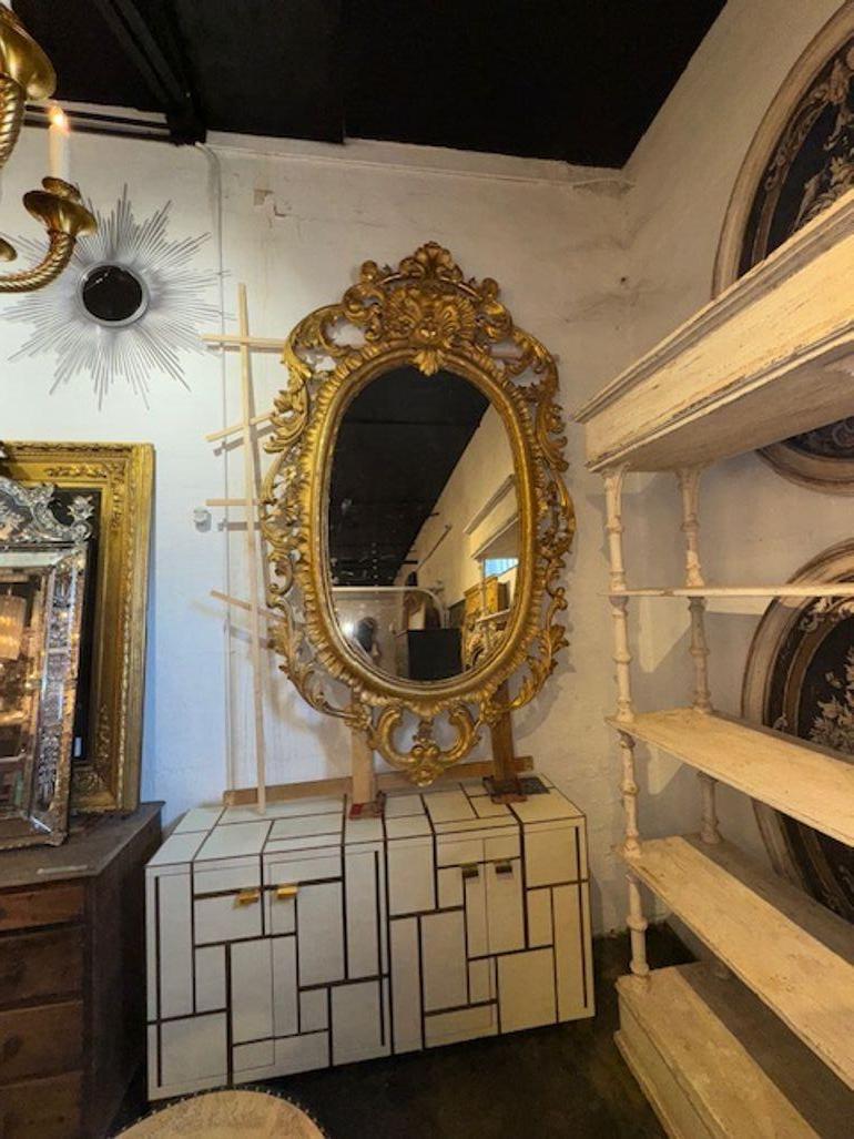 Specchio in legno dorato intagliato di dimensioni da palazzo francese del XIX secolo in vendita 1