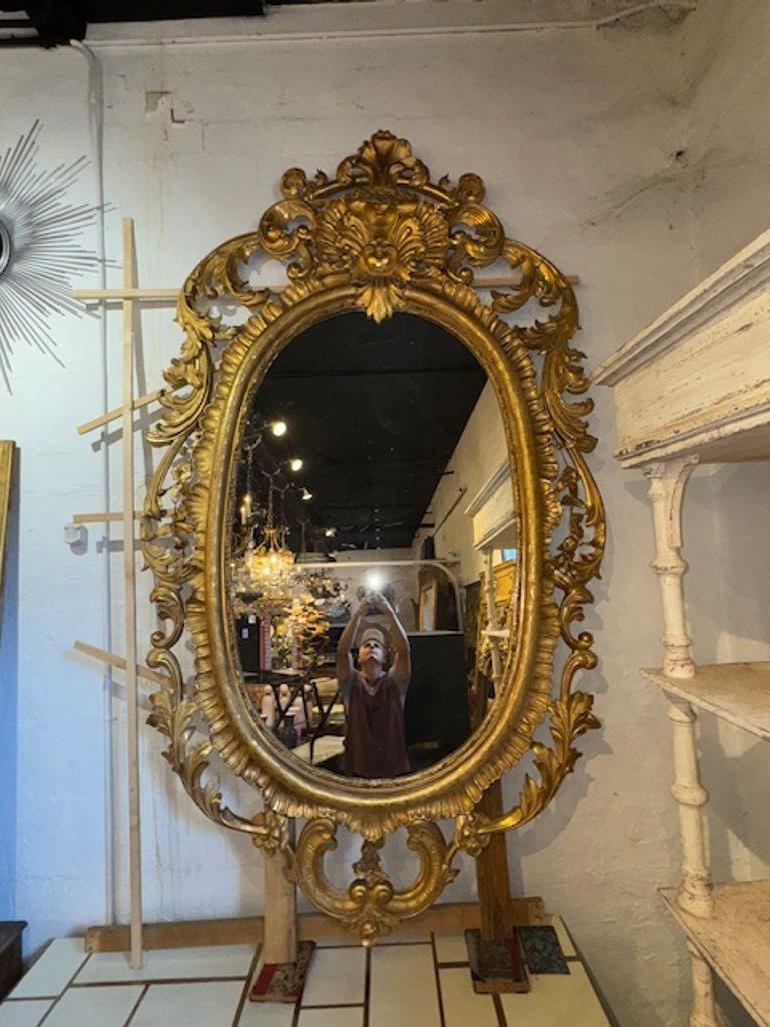Specchio in legno dorato intagliato di dimensioni da palazzo francese del XIX secolo in vendita 2