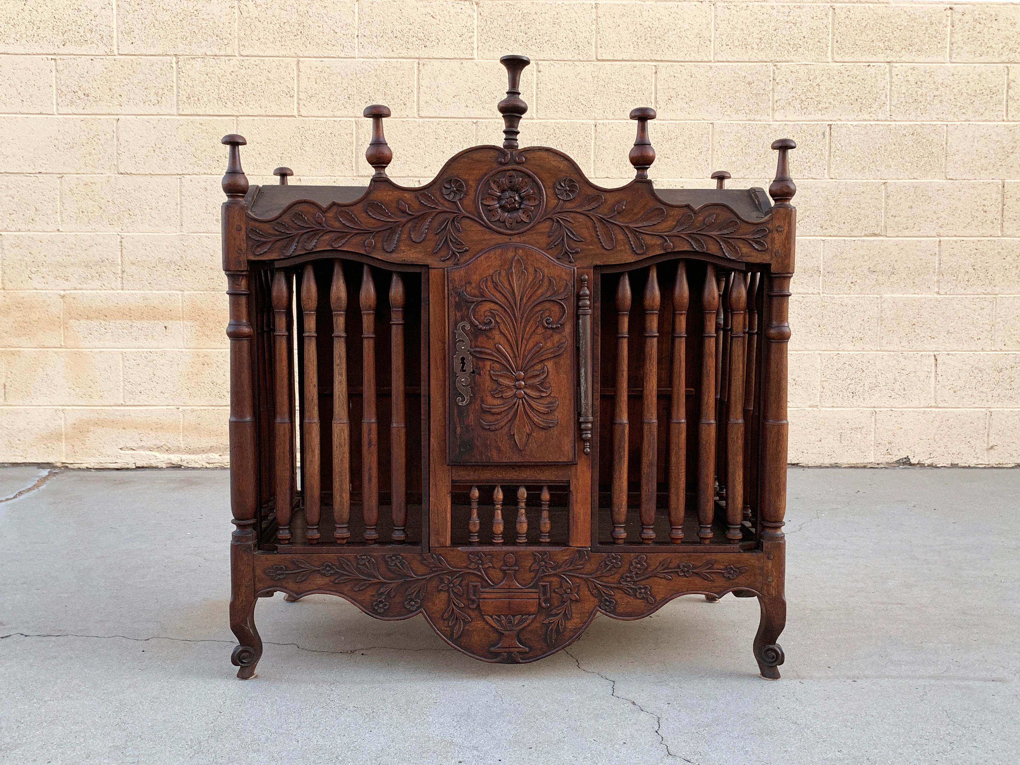 Antique French panettiere (bread cupboard) from 19th century France. A beautiful antique for your kitchen counter or wall. Can be easily wall-mounted.

This piece is in very good original antique condition. 

Dimensions: 35
