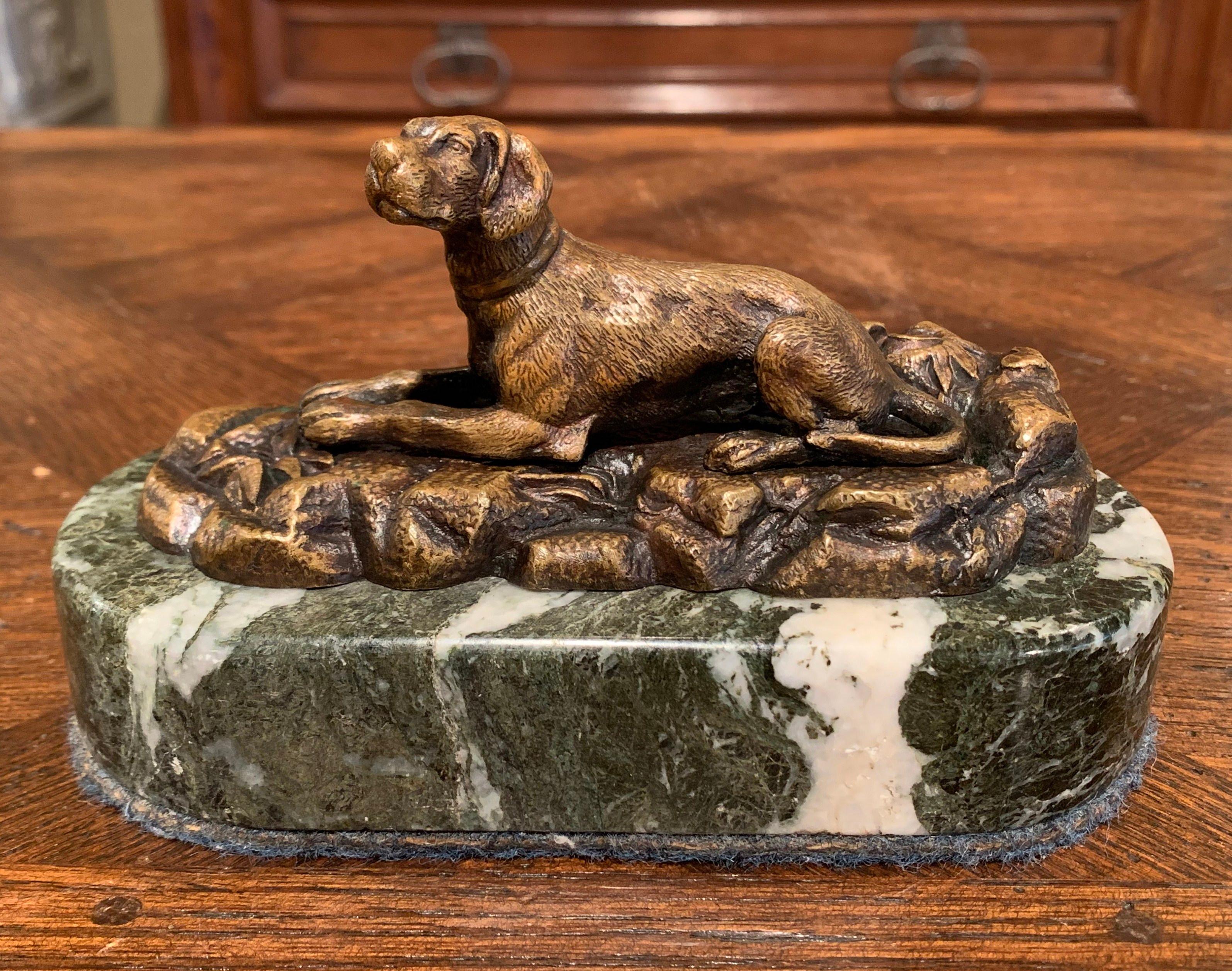 Intagliato a mano Scultura di cane in bronzo pesa-carte francese del XIX secolo su supporto in marmo grigio in vendita
