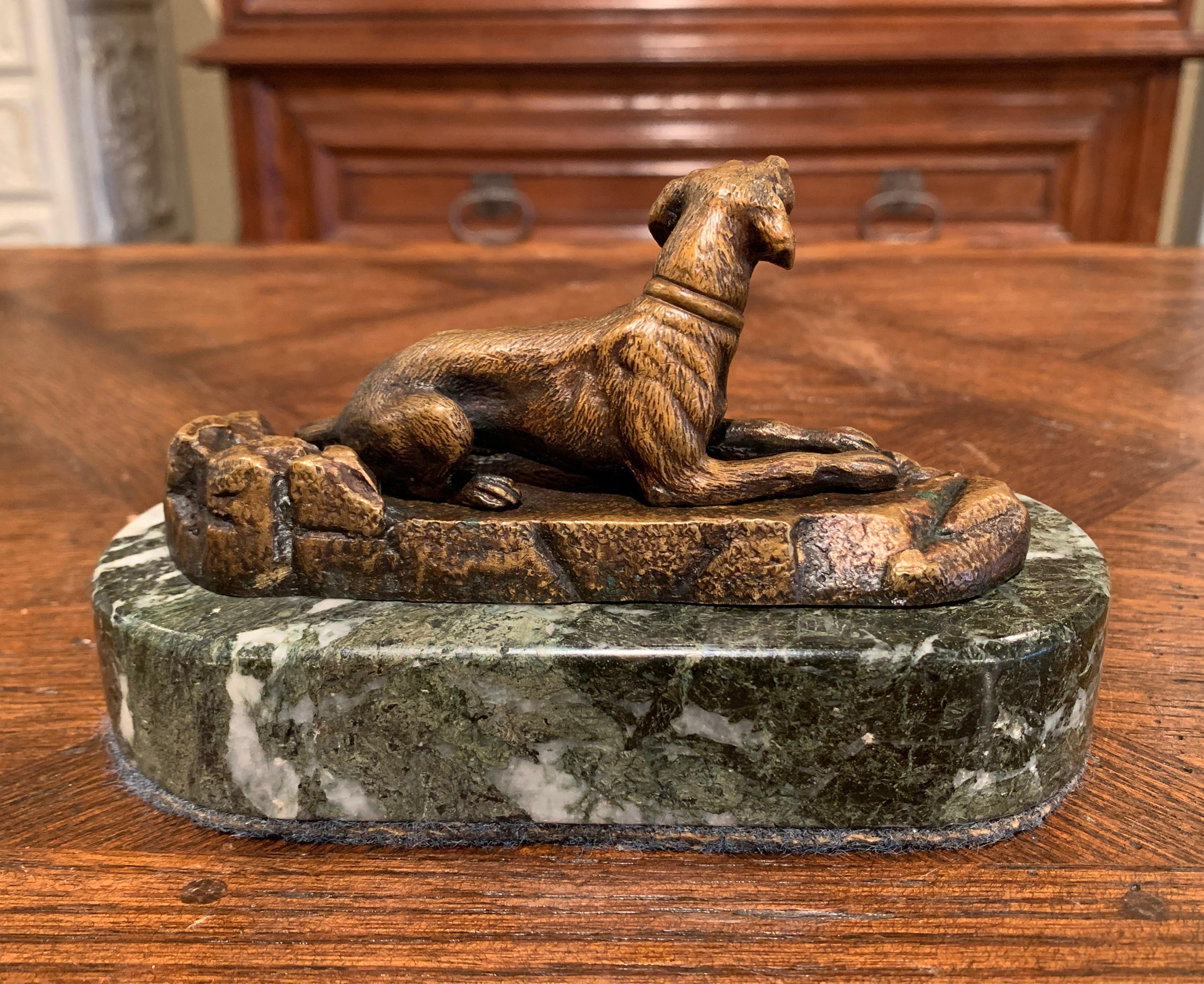 Scultura di cane in bronzo pesa-carte francese del XIX secolo su supporto in marmo grigio in vendita 1