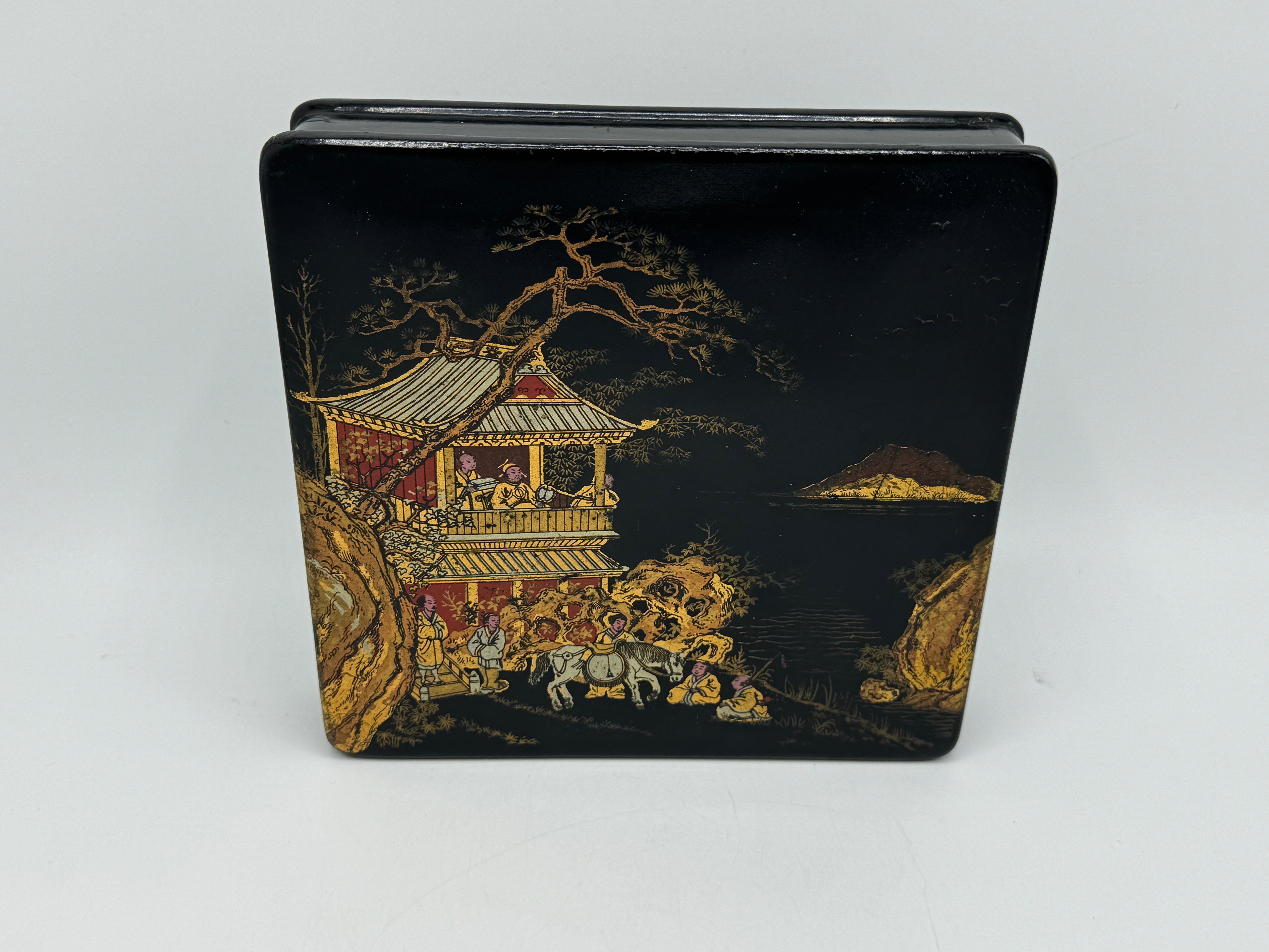 Angeboten wird ein exzellentes Beispiel für französisches Pappmaché aus dem 19. Jahrhundert in Form einer quadratischen Schachtel, verziert mit goldenen und roten Chinoiserie-Szenen auf schwarzem Lack. Die Chinoiserie ist zwar orientalisch geprägt,