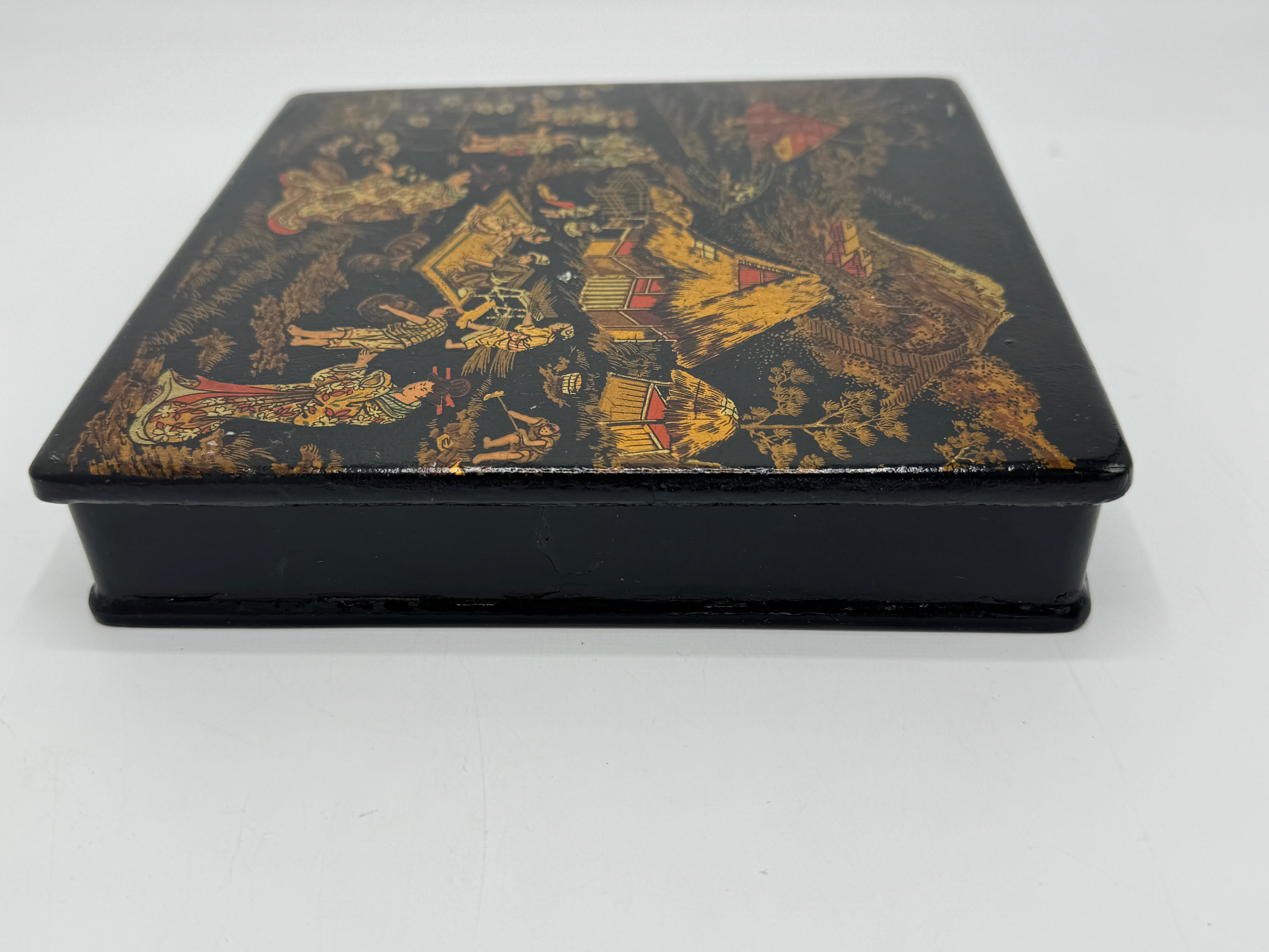 Französische Papiermaché-Chinoiserie-Schachtel aus dem 19. Jahrhundert in Schwarz, Rot und Gold (Handgefertigt) im Angebot