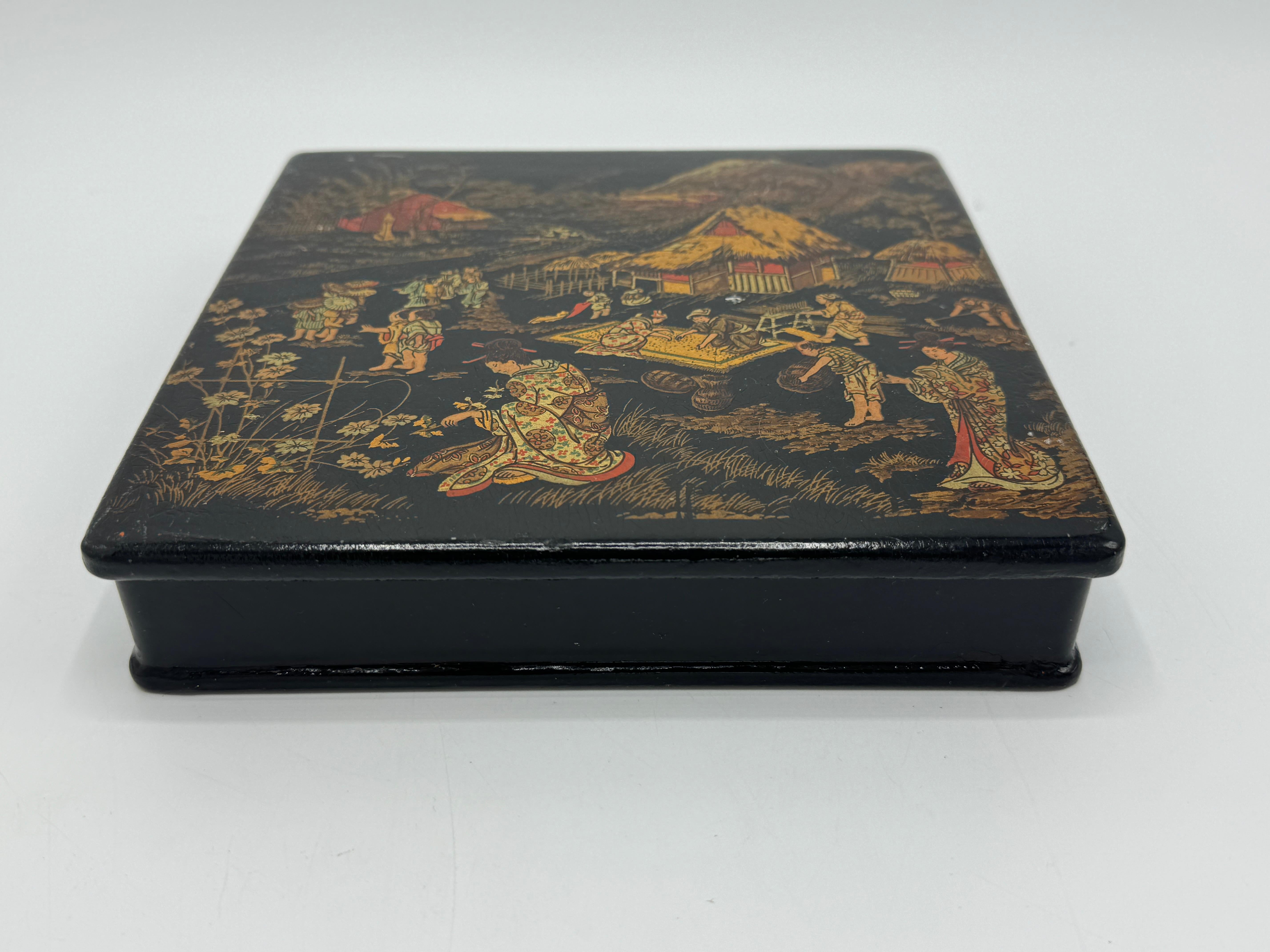 19th Century French Papier Mache Black, Red, and Gold Chinoiserie Box In Good Condition For Sale In Richmond, VA