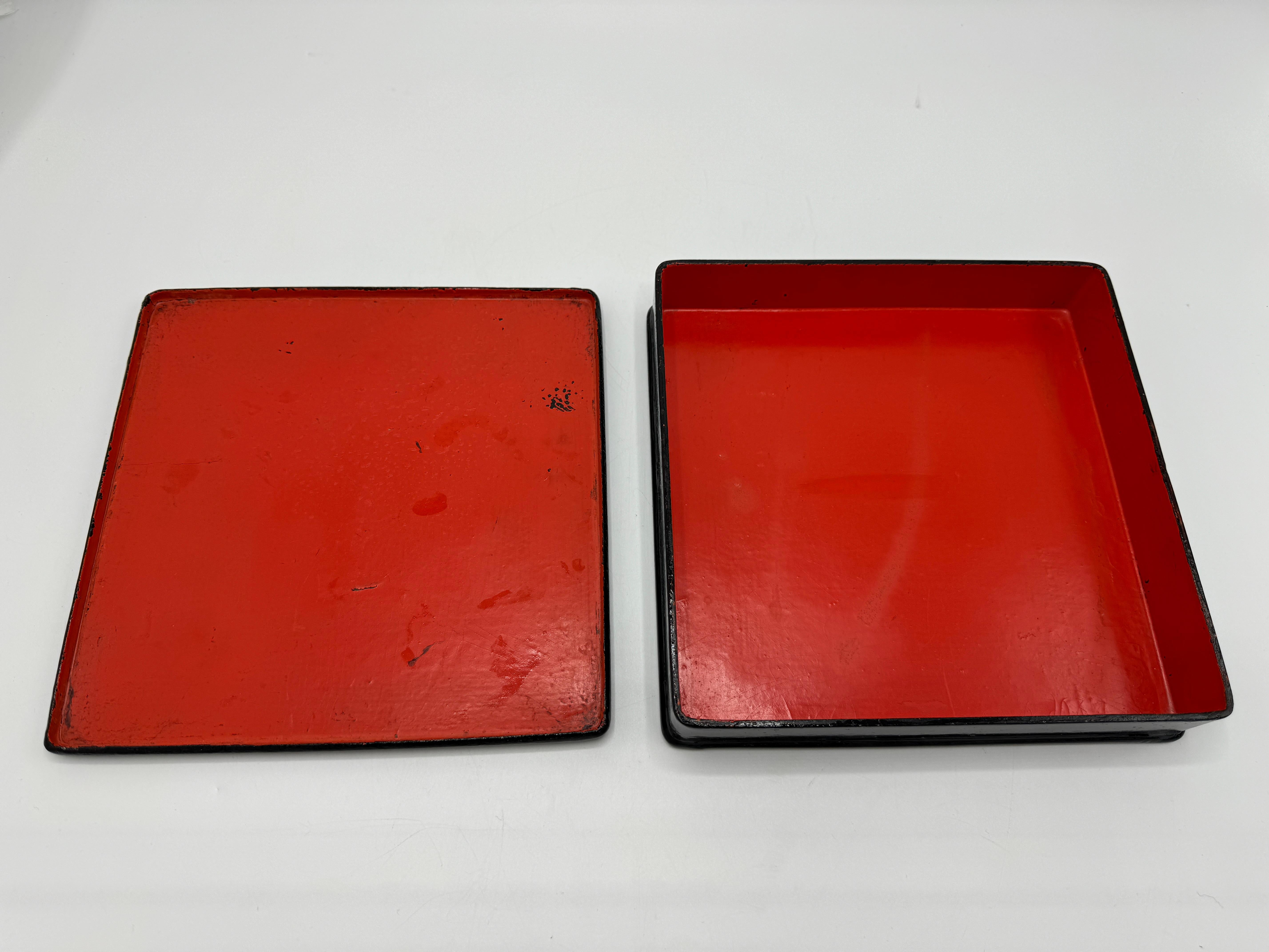 Französische Papiermaché-Chinoiserie-Schachtel aus dem 19. Jahrhundert in Schwarz, Rot und Gold im Angebot 2