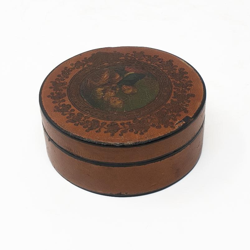 19th Century French Papier Mâché Hand Painted Round Trinket Box In Good Condition For Sale In Marbella, ES