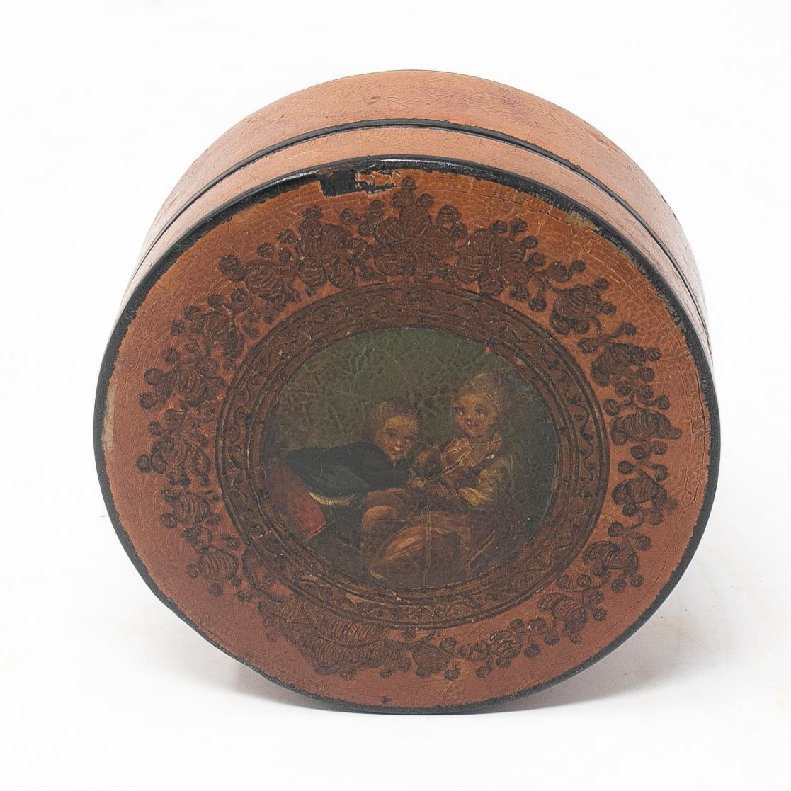 20ième siècle Boîte à bijoux ronde en papier mâché peinte à la main du 19ème siècle en vente
