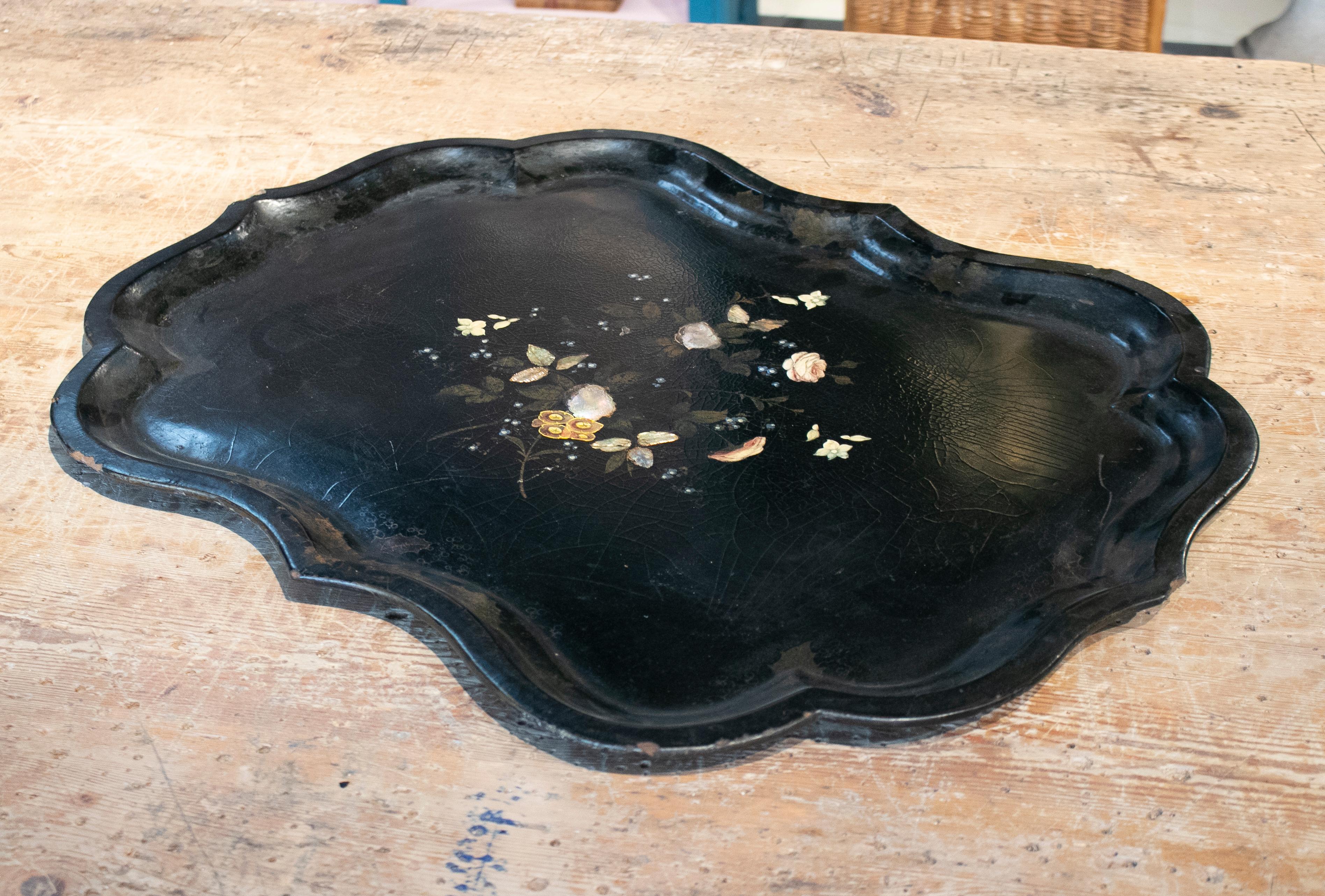 19th Century French Papier Mâché Tray with Rose Inlays 10